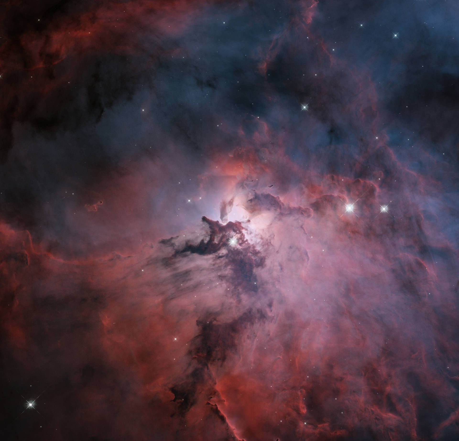 在深空中帶有發光恆星的鮮豔紅色和藍色宇宙星雲。