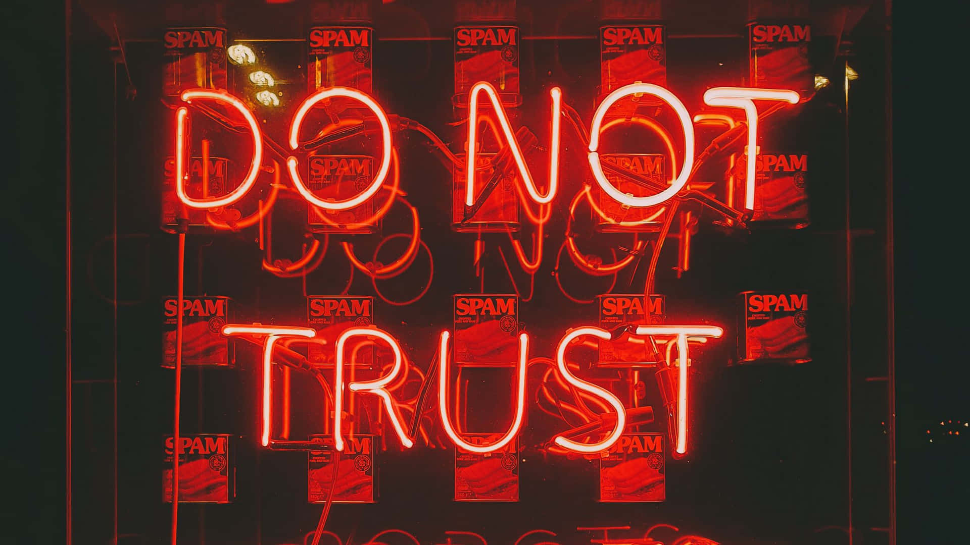 紅色霓虹燈牌寫著「DO NOT TRUST」，背後有「SPAM」海報。