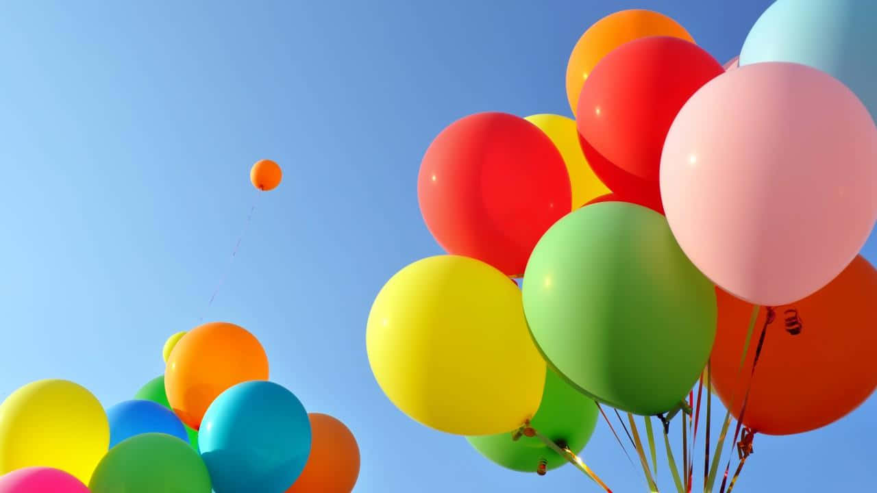 Balloon 桌布 壁紙 — 色彩繽紛的氣球在晴朗的日子裡，歡快地漂浮在清澈的藍天上。