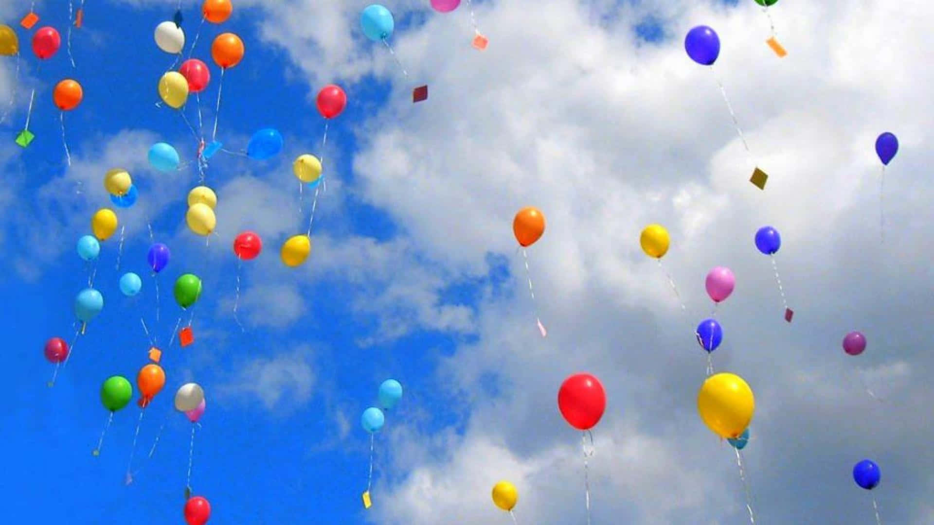 Balloon 桌布 壁紙 — 色彩繽紛的氣球在藍天白雲中向上飄升。