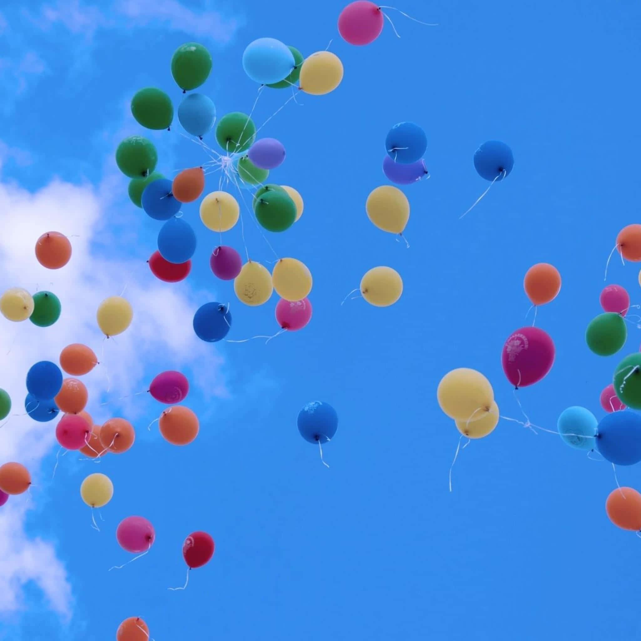 Balloon 桌布 壁紙 — 色彩繽紛的氣球在藍天白雲中向上飄升。