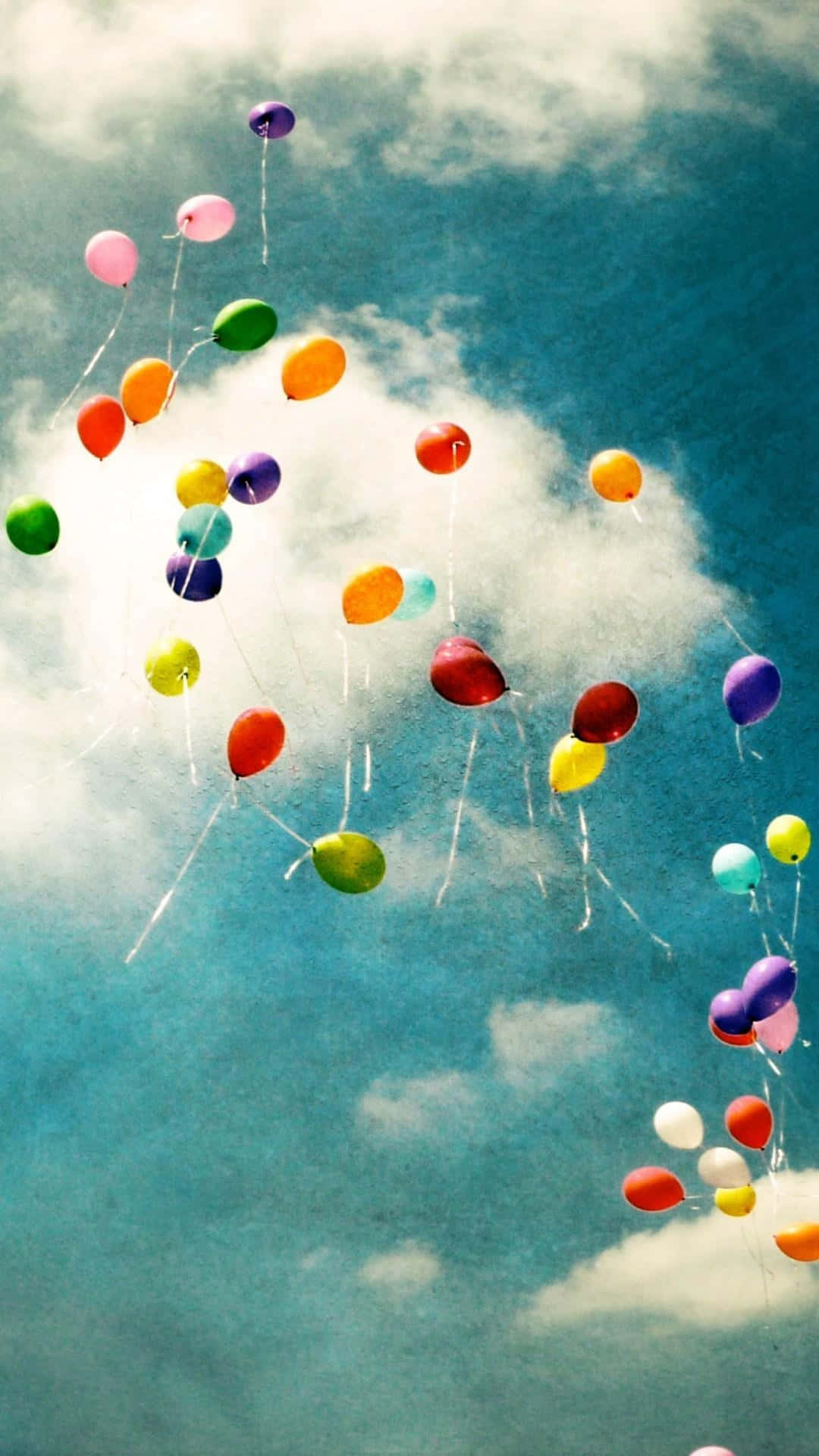 Balloon 桌布 壁紙 — 色彩繽紛的氣球在點綴著柔和白雲的明亮藍天中向上飄升。