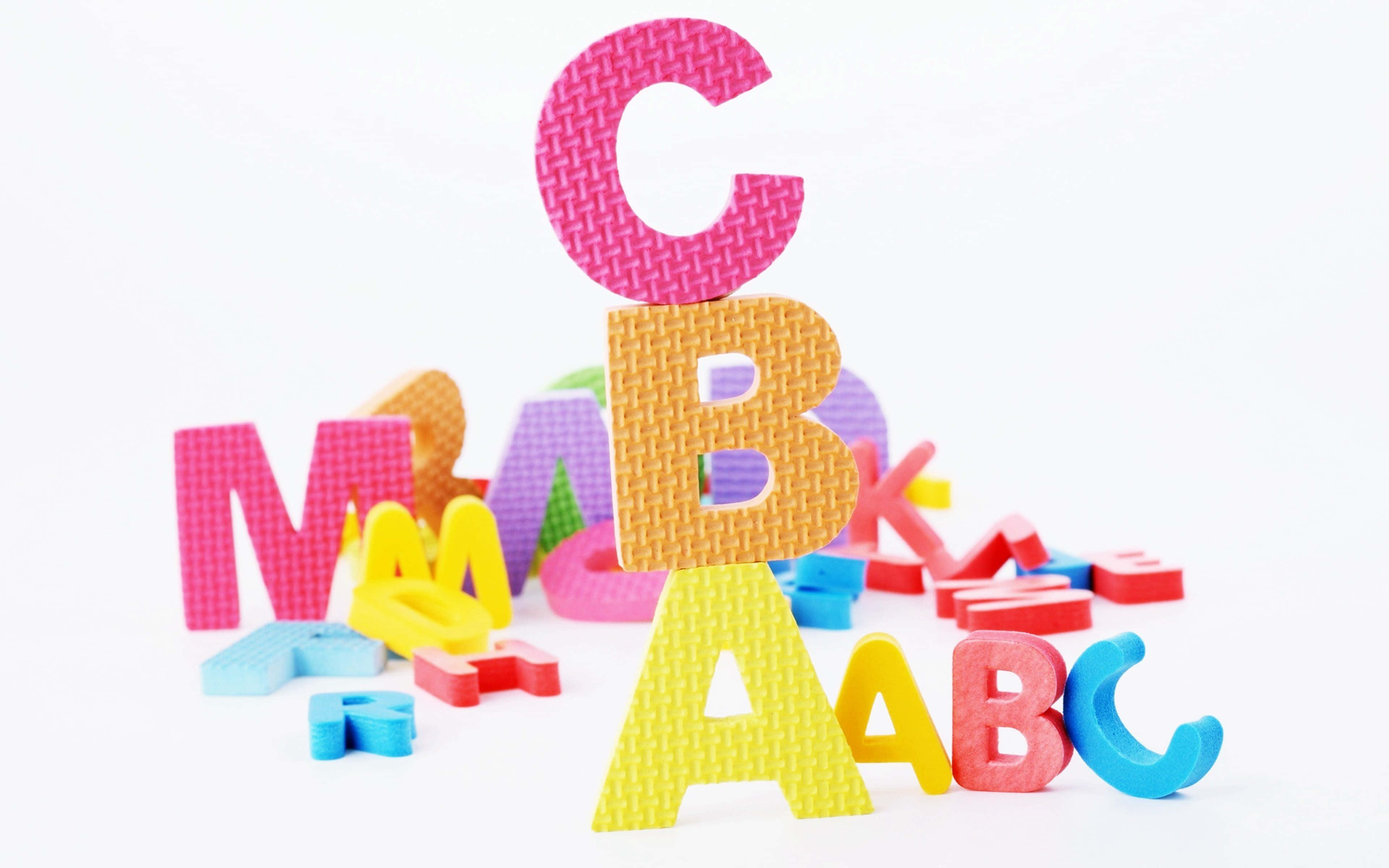Abc 桌布 壁紙 — 色彩繽紛的泡沫字母散落在白色背景上，A B C 直立堆疊。
