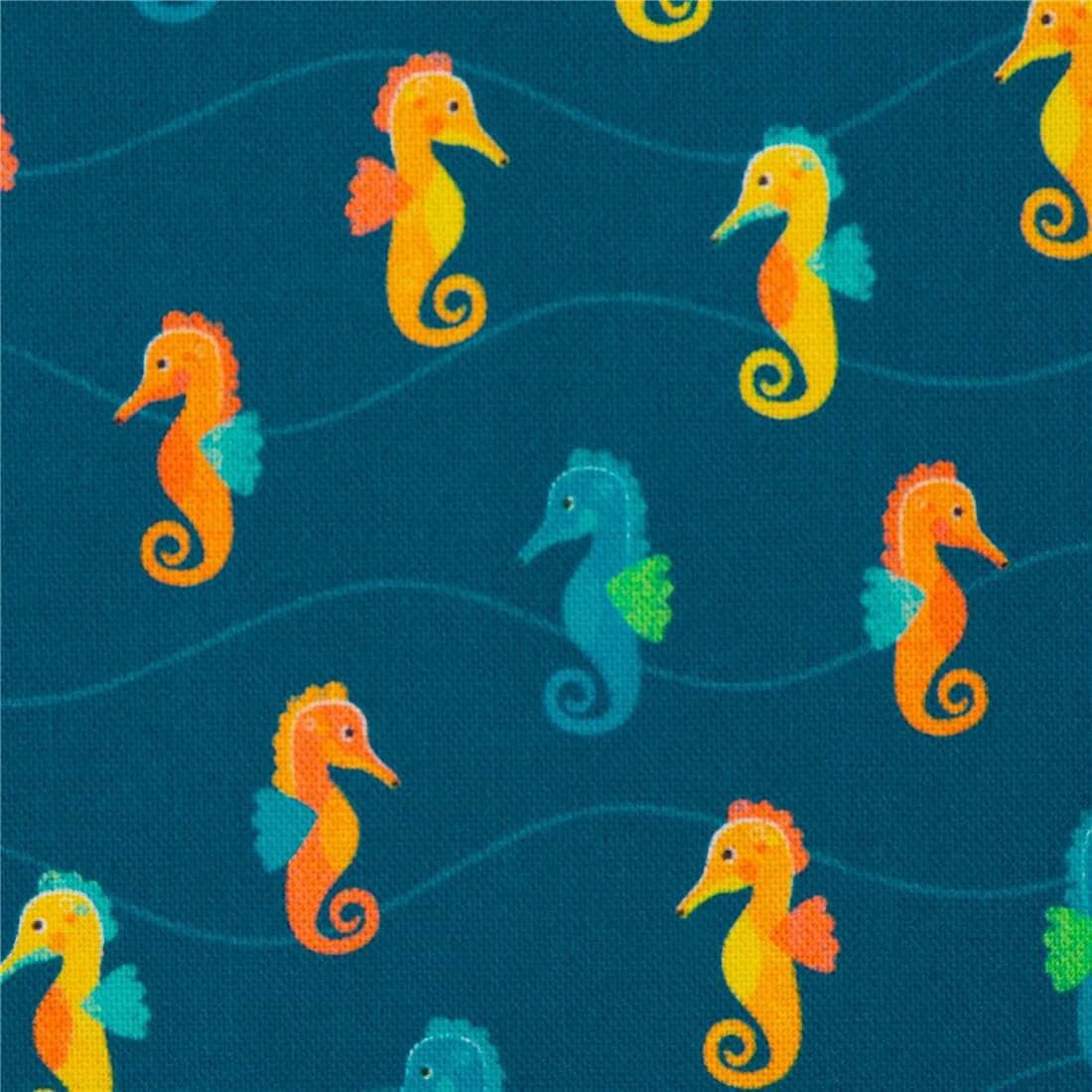 色彩繽紛的海馬在蔚藍海中悠遊 壁紙 — 充滿活力的卡通海馬以橙色和藍綠色在質感海軍藍布料背景上優雅地游動。
