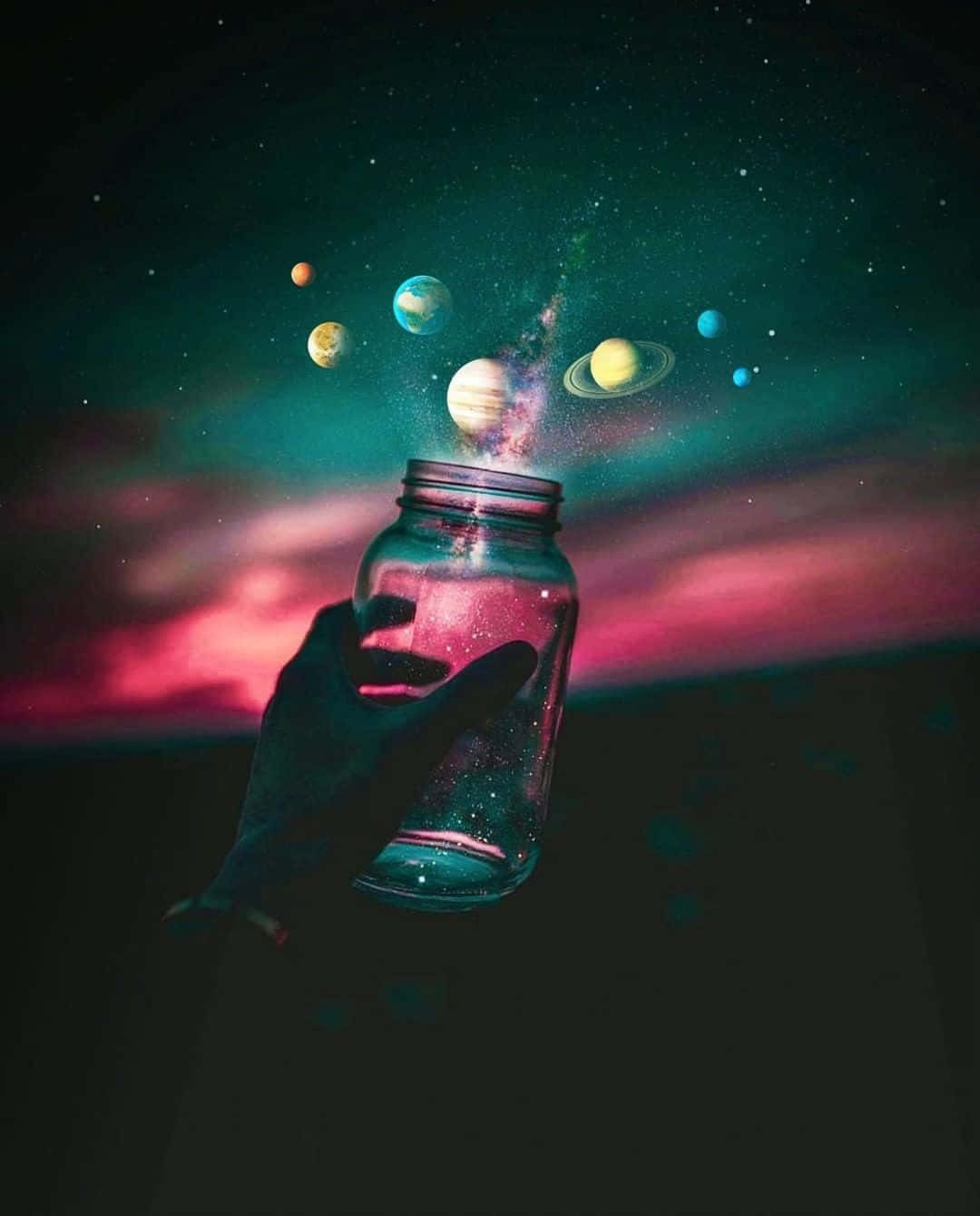 手拿著裝有漂浮行星和星星的罐子，背景是宇宙天空