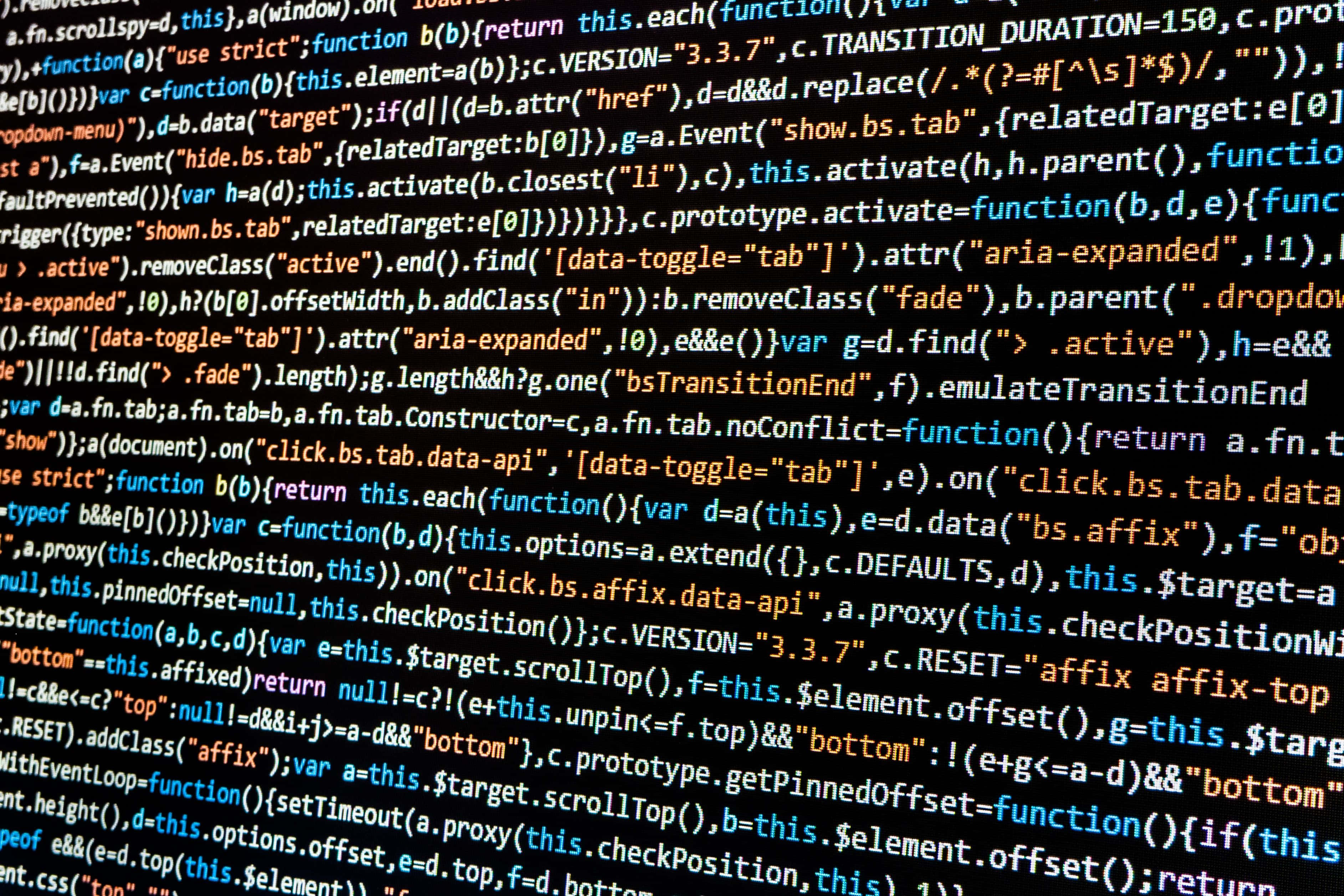 4K Programming 桌布 壁紙 — 色彩繽紛的發光代碼線條在黑暗背景上動態漂浮。