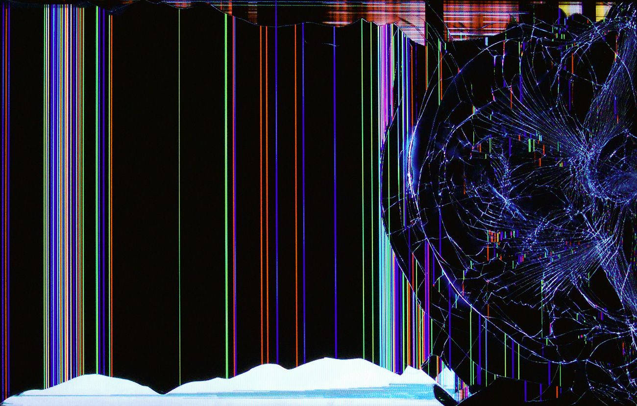故障藝術，帶有彩色掃描線和碎玻璃，覆蓋在雪地上。 — 碎屏 壁紙