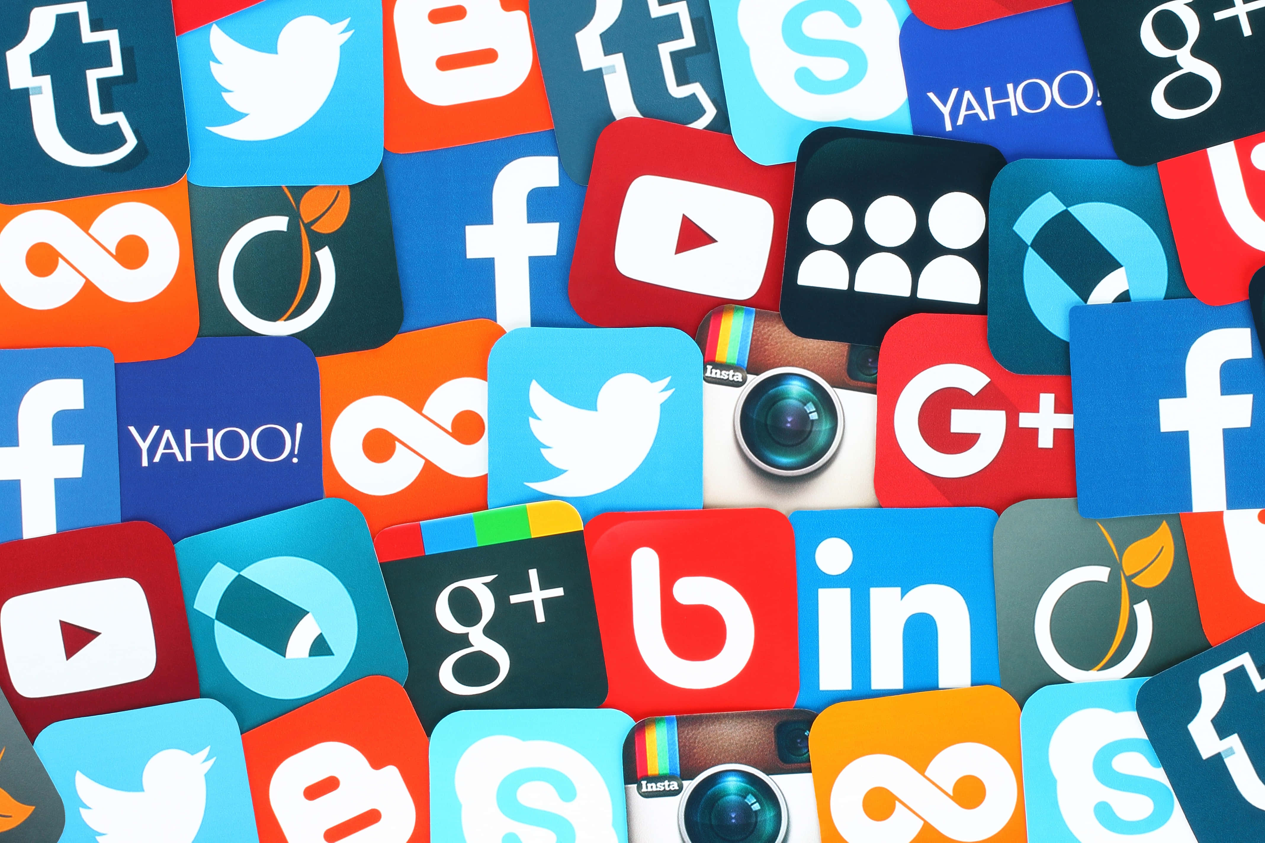 Social Media 桌布 壁紙 — 色彩繽紛的社交媒體應用程式圖標緊密排列在一起的生動拼貼畫。