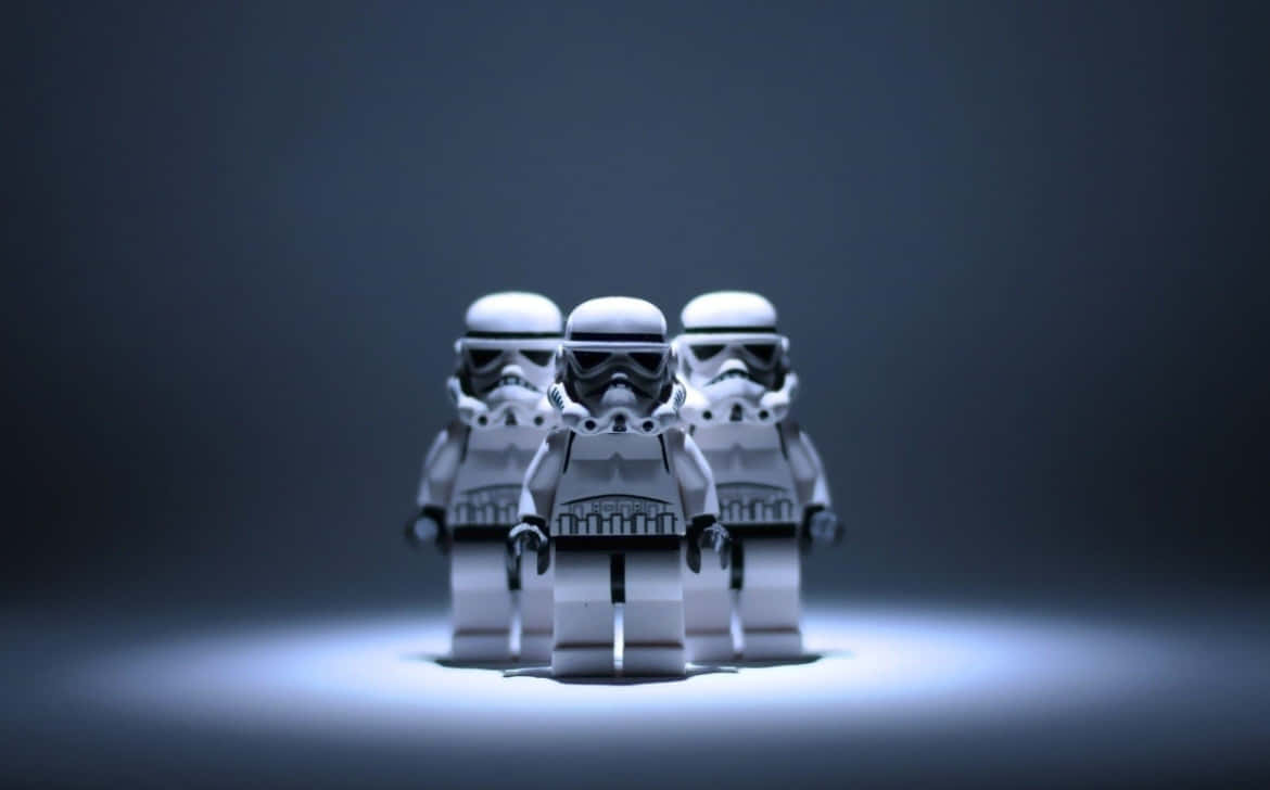 三個LEGO風暴兵在深色表面上被聚光燈照亮。