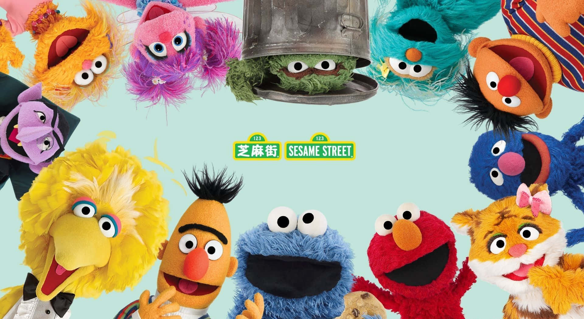 Sesame Street 桌布 壁紙 — 色彩繽紛的芝麻街木偶在淺藍色背景上愉快地微笑，節目標誌置中。
