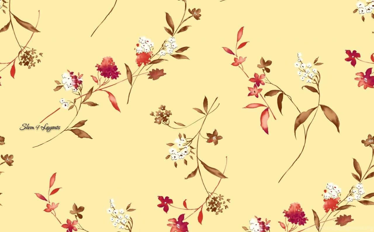 色彩繽紛的花卉圖案壁紙 壁紙 — 精緻的花卉藤蔓，帶有紅色、白色和棕色的花朵，優雅地飄浮在柔和的黃色背景上。