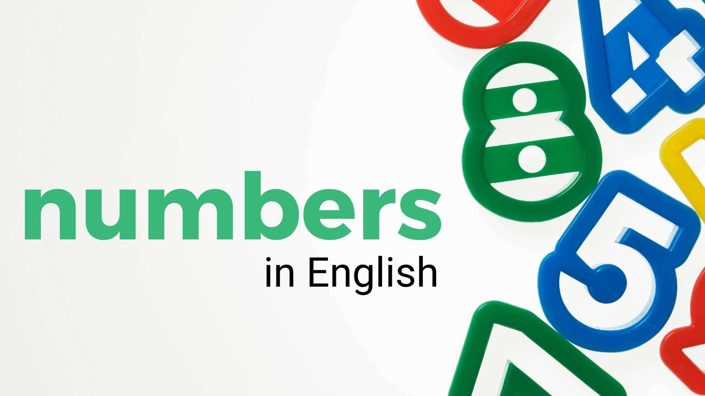 色彩繽紛的英語數字數位藝術圖 壁紙 — 色彩繽紛的塑膠數字散落在白色背景上，並有綠色文字以英文顯示數字。