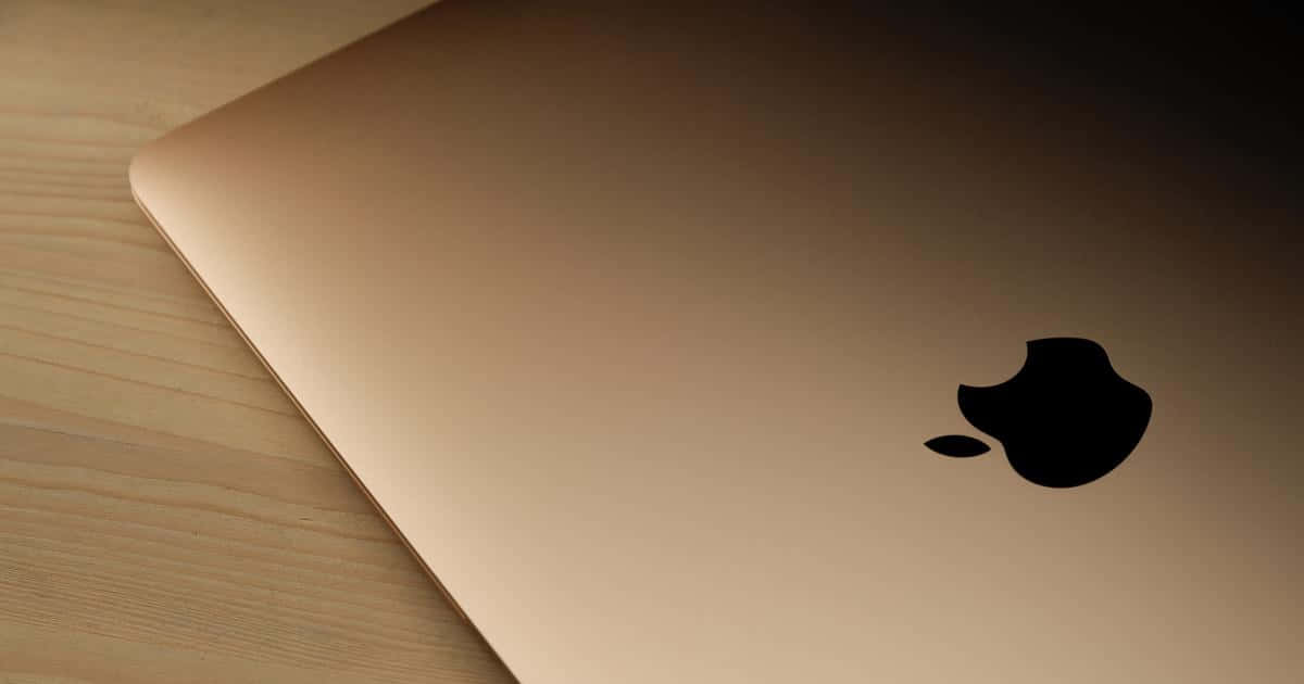 玫瑰金色手提電腦 Apple標誌 木桌