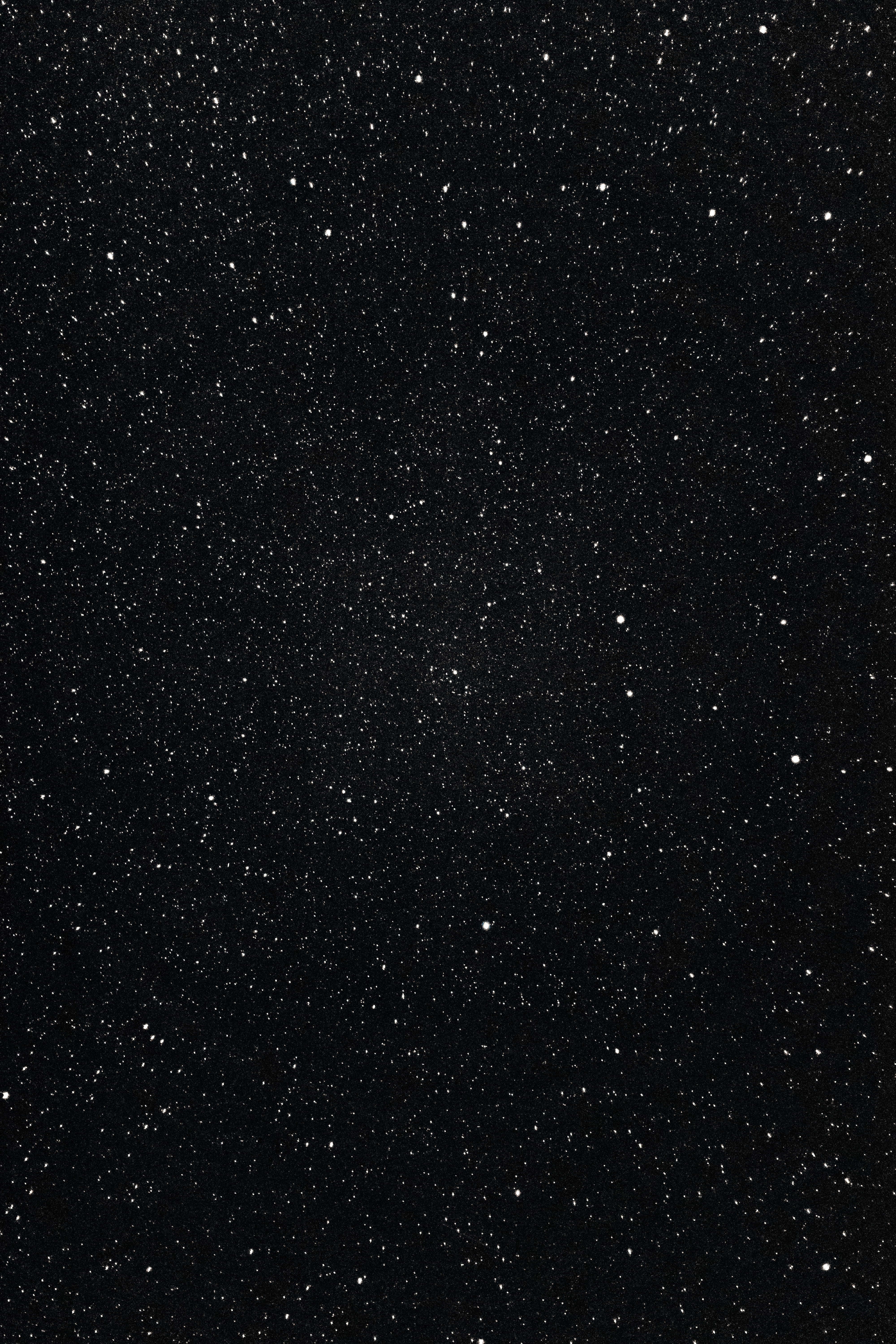 色彩繽紛的閃耀背景 壁紙 — 一片廣闊的閃爍星星散落在深邃的黑色夜空中。