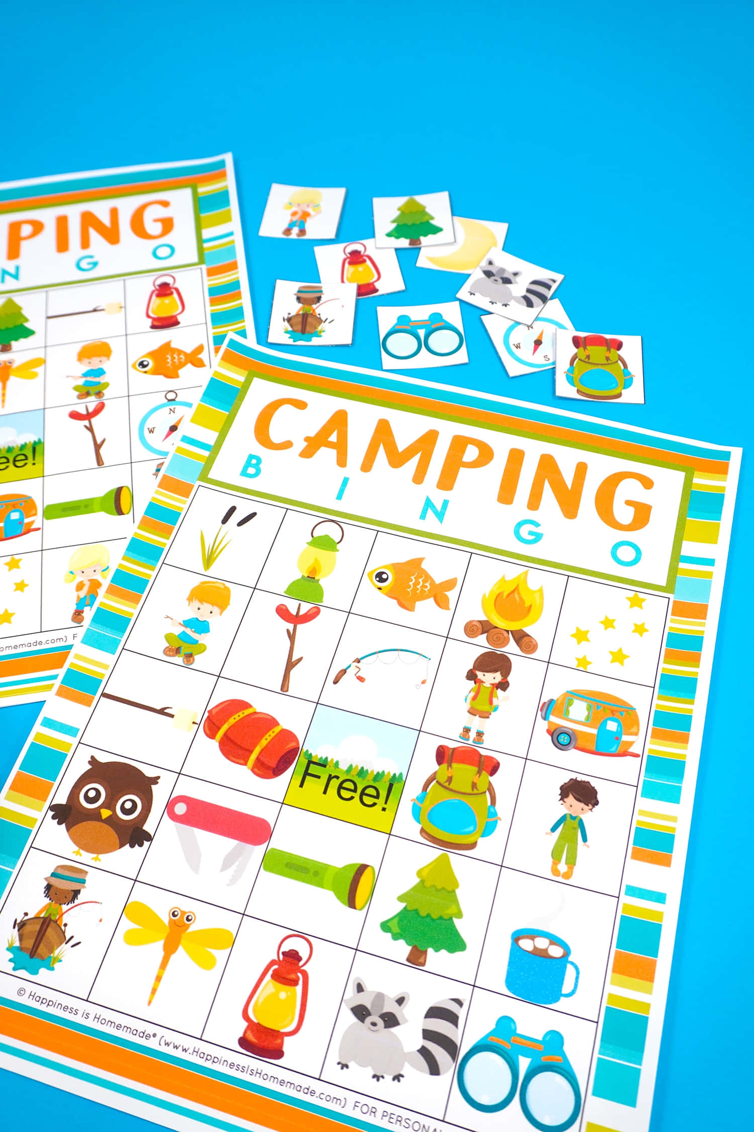 Bingo 桌布 壁紙 — 色彩繽紛的露營賓果卡，上面有露營者、動物和裝備的卡通插圖，散落在明亮的藍色背景上。