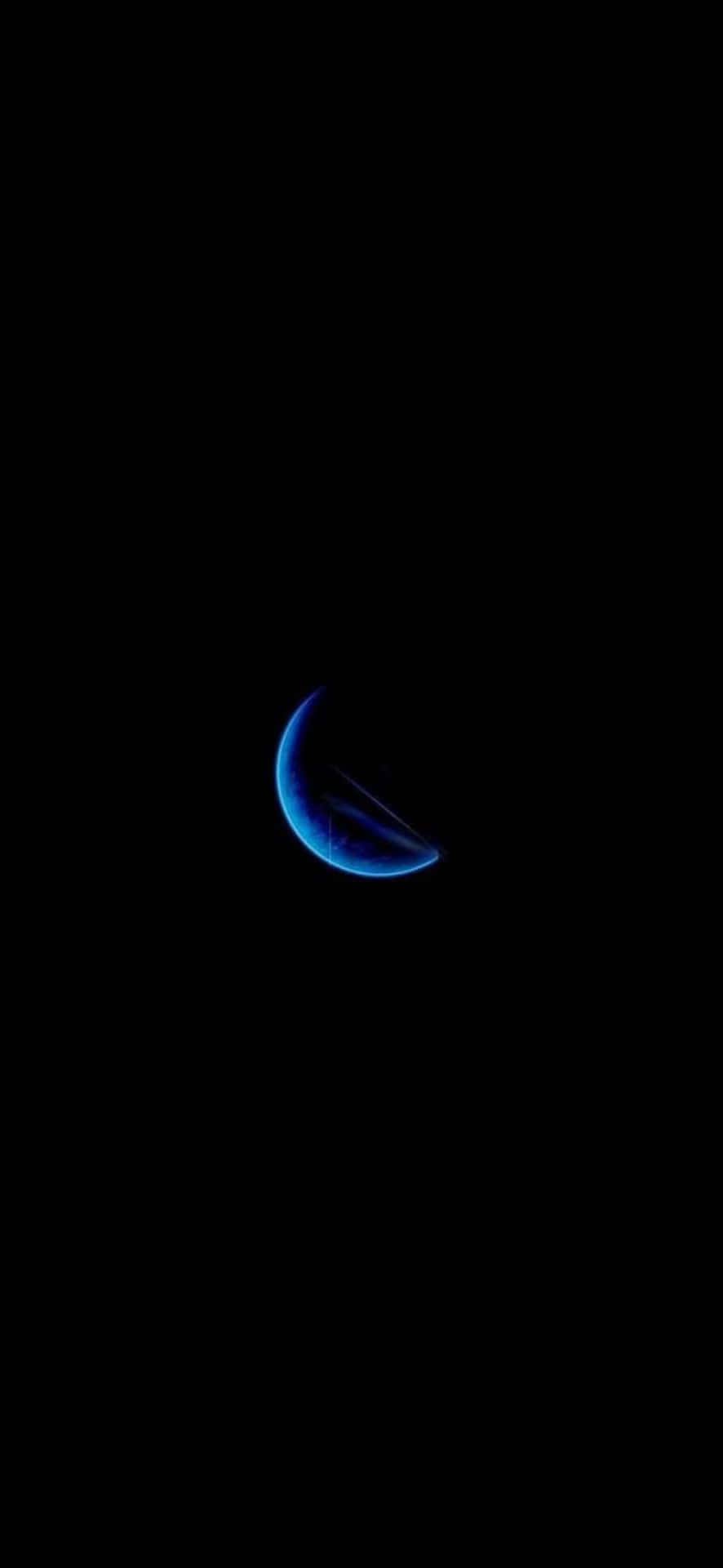 在黑暗太空虛空中發光的新月形藍色行星。