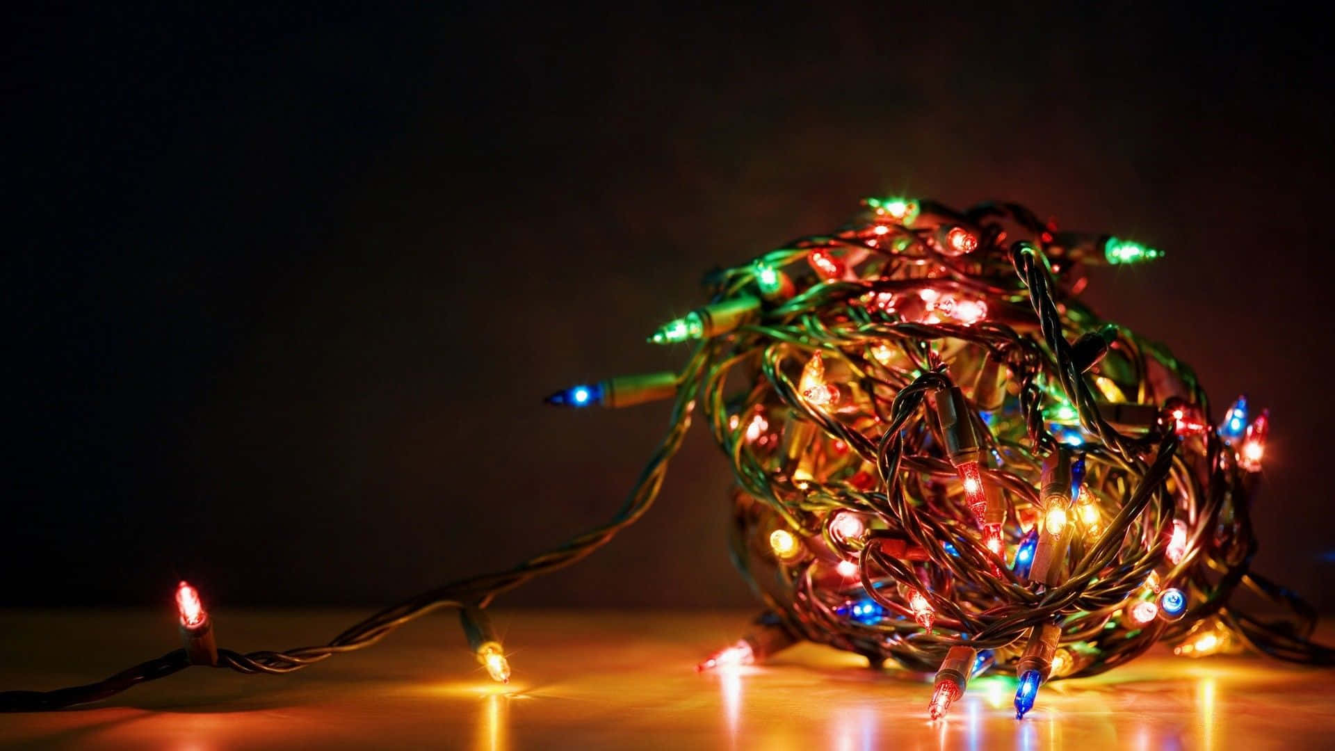 纏繞的燈串在木質表面上以溫暖的顏色發光。