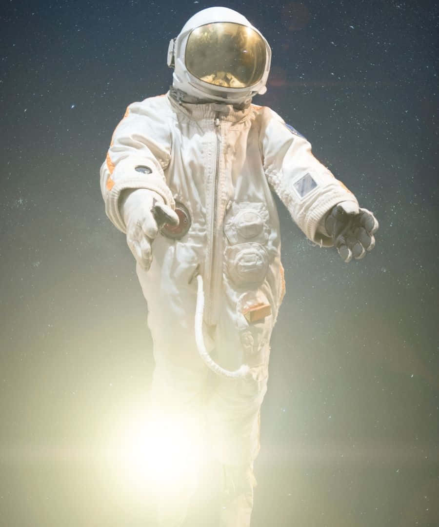 白色太空衣太空人在太空漂浮，背後有強光。