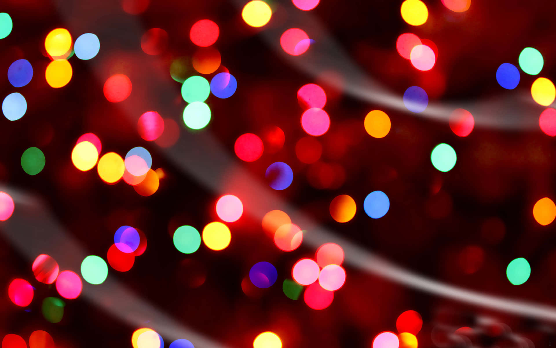 在黑暗背景上帶有銀色絲帶的彩色模糊燈光