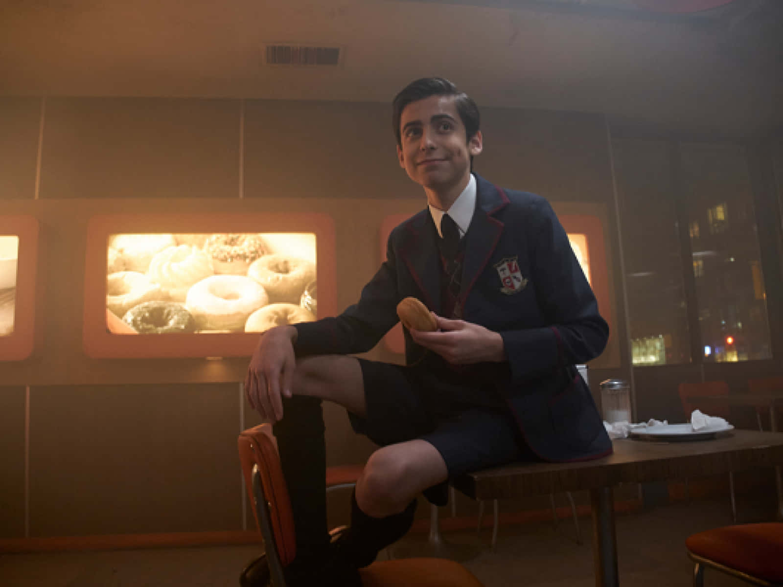 身穿校服的青少年在夜晚的復古餐廳手持冬甩