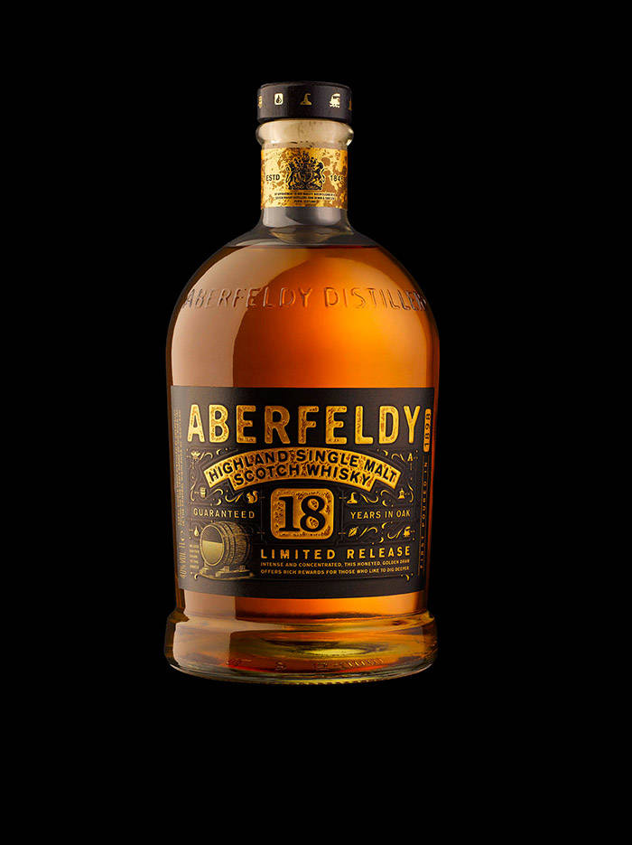一瓶Aberfeldy 18年單一麥芽蘇格蘭威士忌，帶有金色液體和華麗標籤，黑色背景。