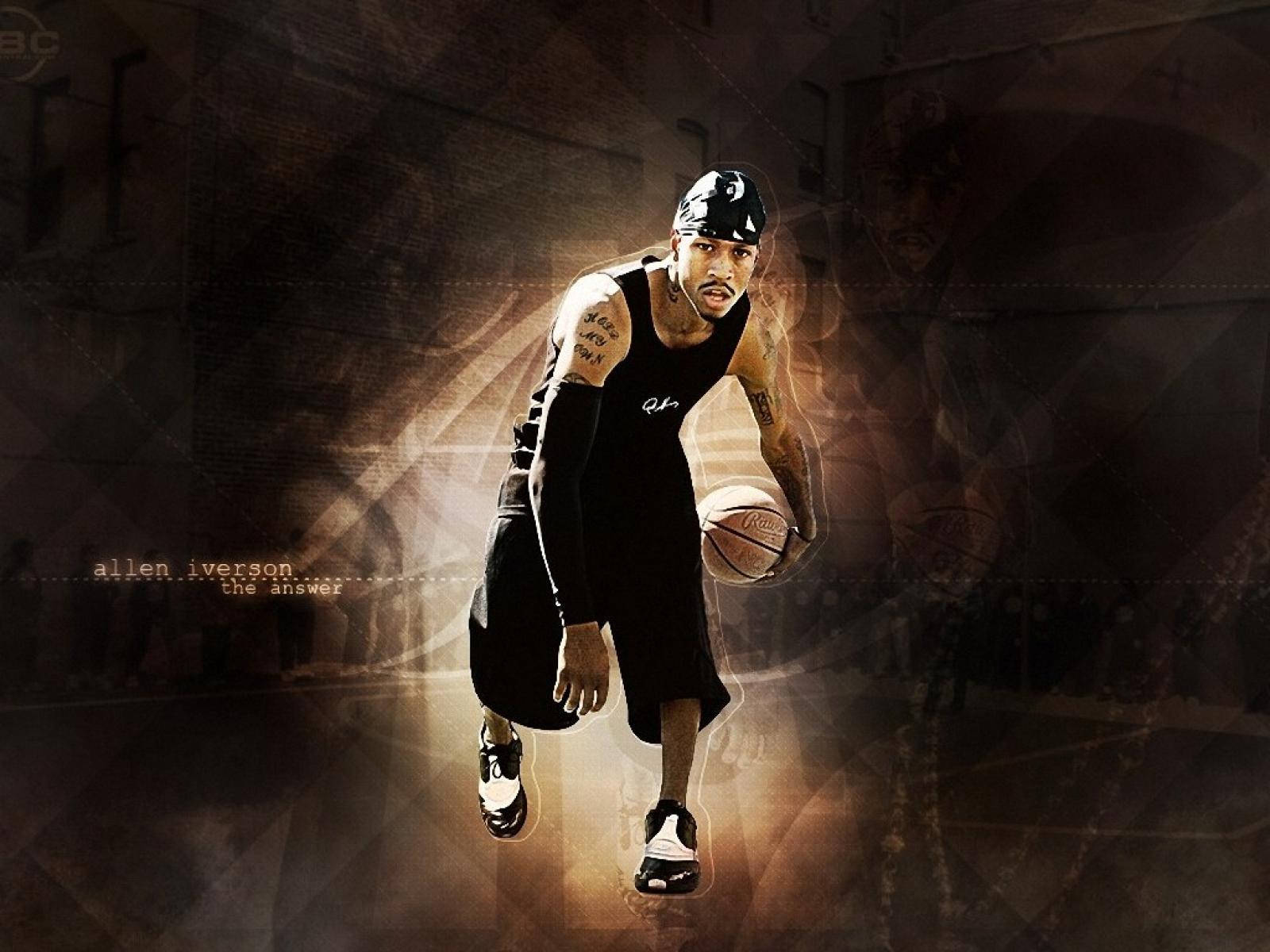 艾倫·艾弗森全黑裝扮照 壁紙 — Allen Iverson 在黑暗抽象背景下，於戲劇性聚光燈下運球。