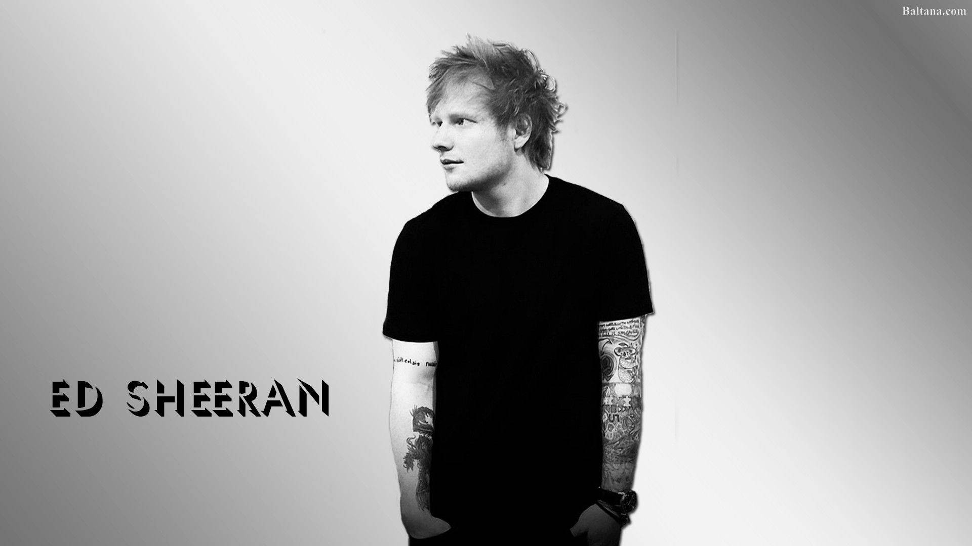 Ed Sheeran 身穿黑色T恤，手臂上有紋身，背景為漸變色。