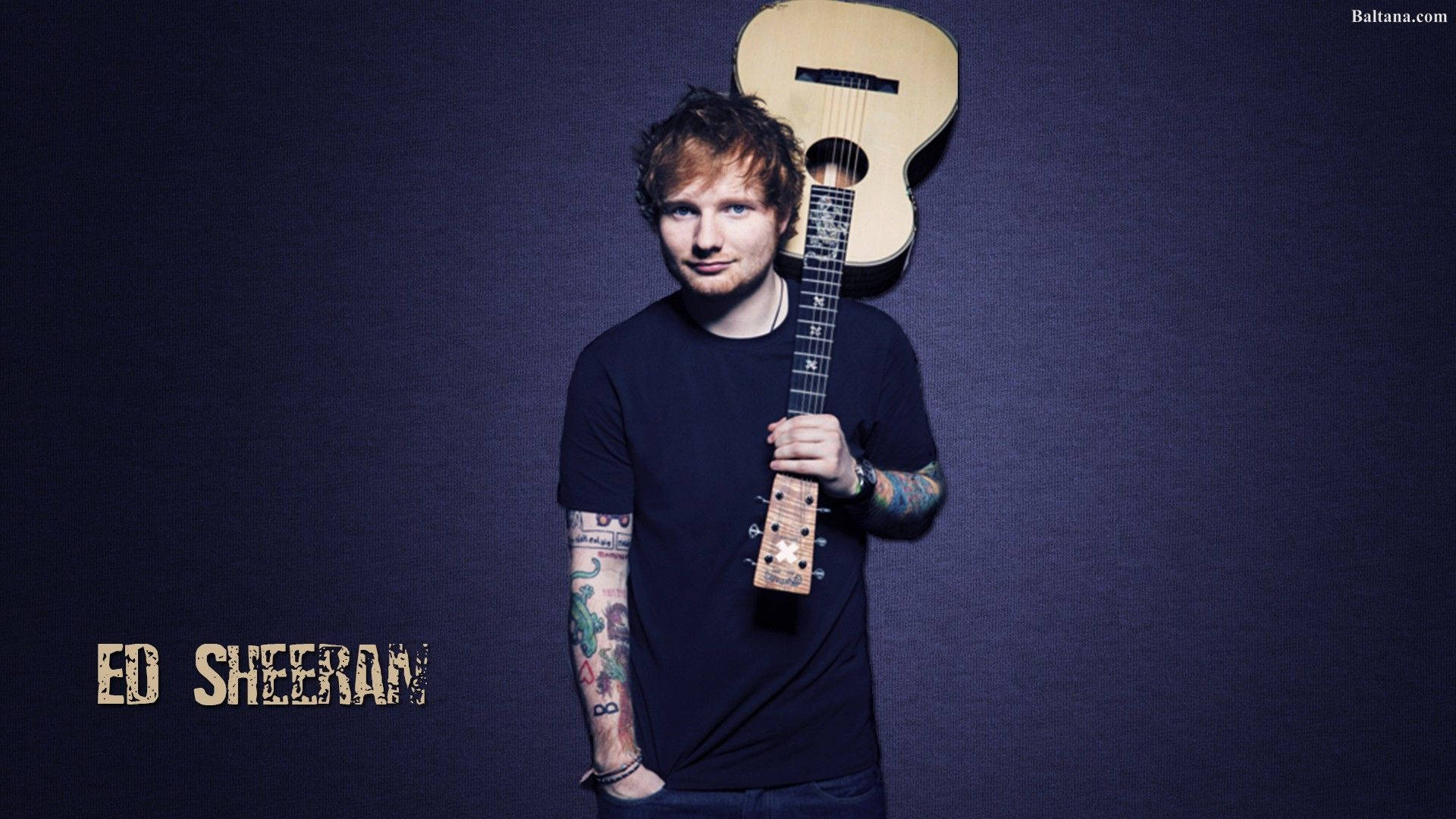 Ed Sheeran 在深色工作室肖像中手持結他，名字顯示。