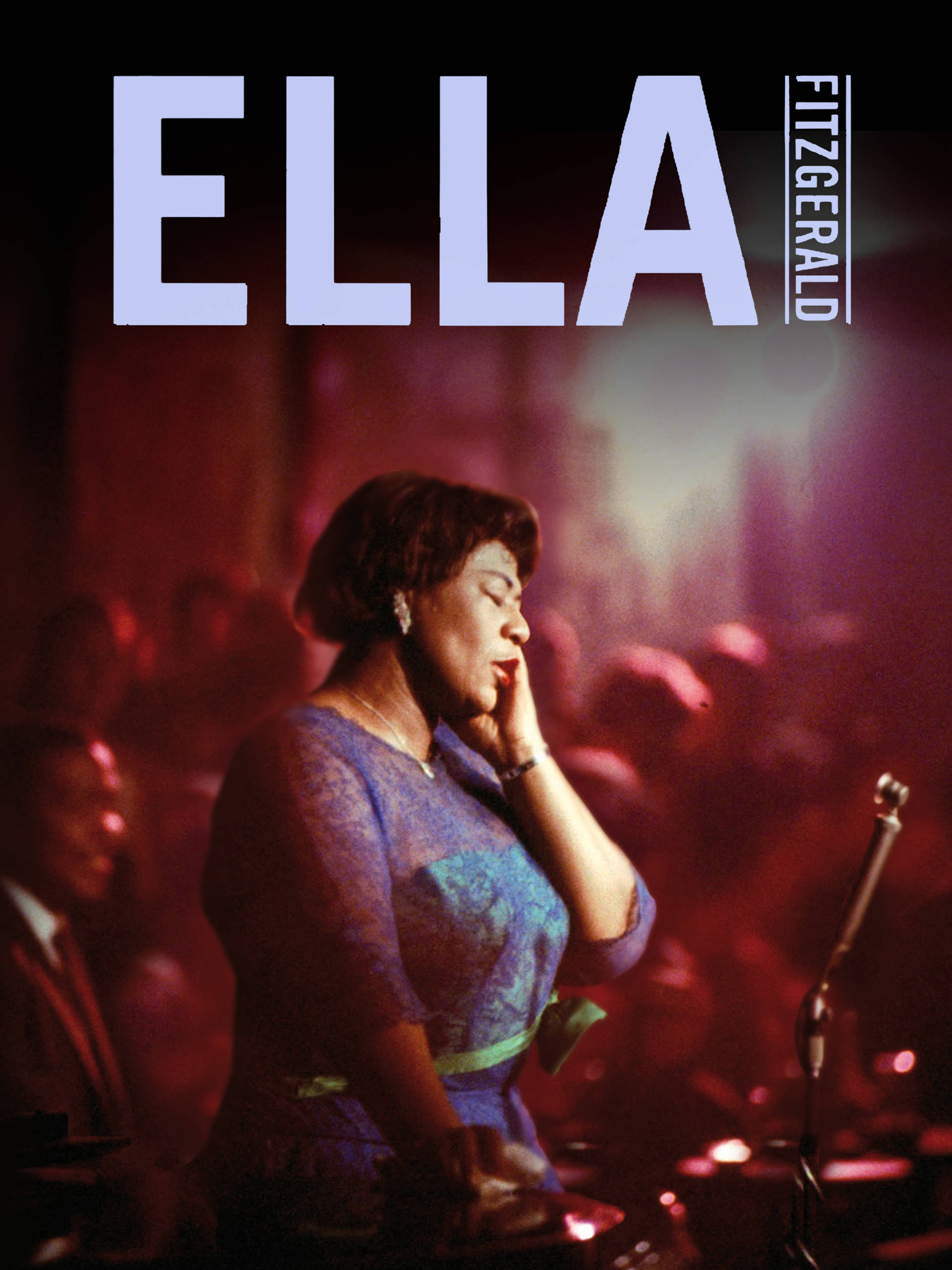 艾拉·費茲傑拉姓名標註版 壁紙 — Ella Fitzgerald 在昏暗的爵士俱樂部中，在紅色環境燈光和面前的麥克風下深情演唱。
