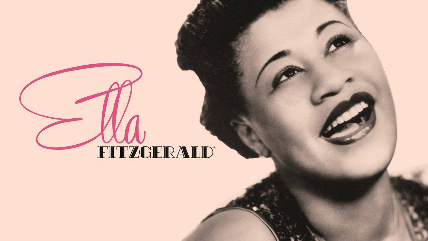 艾拉·費茲傑拉爵士歌手 壁紙 — Ella Fitzgerald 在復古棕褐色調肖像中燦爛微笑，她的名字以粉紅色字體寫在旁邊。