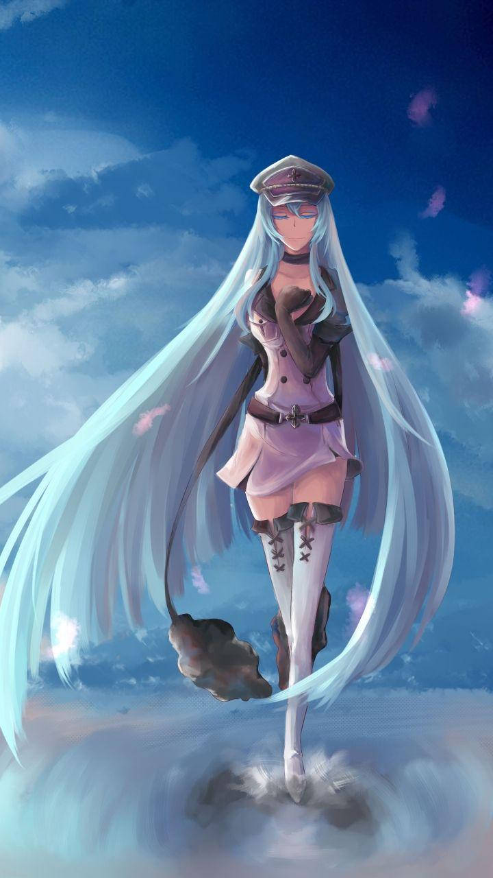 艾斯德斯於海灘 壁紙 — 一個蒼白的動畫女孩，長長的銀髮和軍帽，優雅地站在雲端上，背景是充滿活力的藍天。