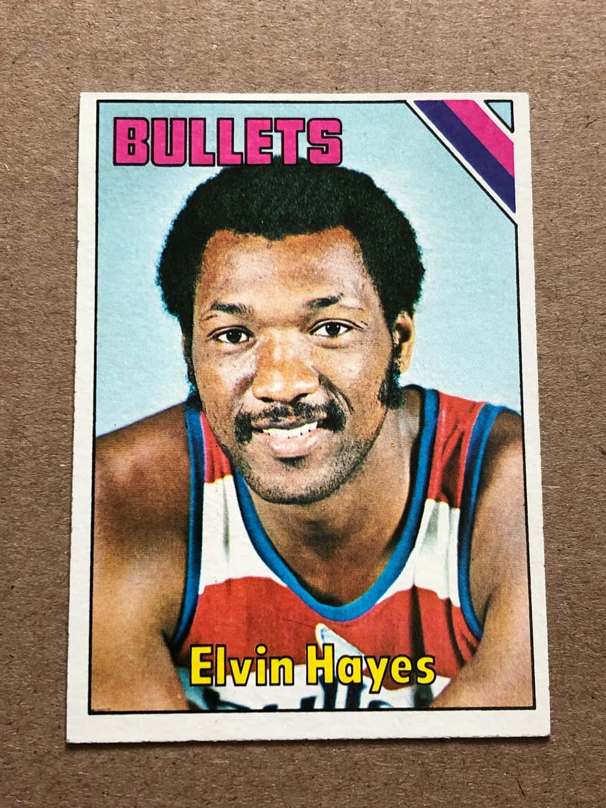 棕色背景上的復古 Elvin Hayes 子彈隊籃球交易卡。