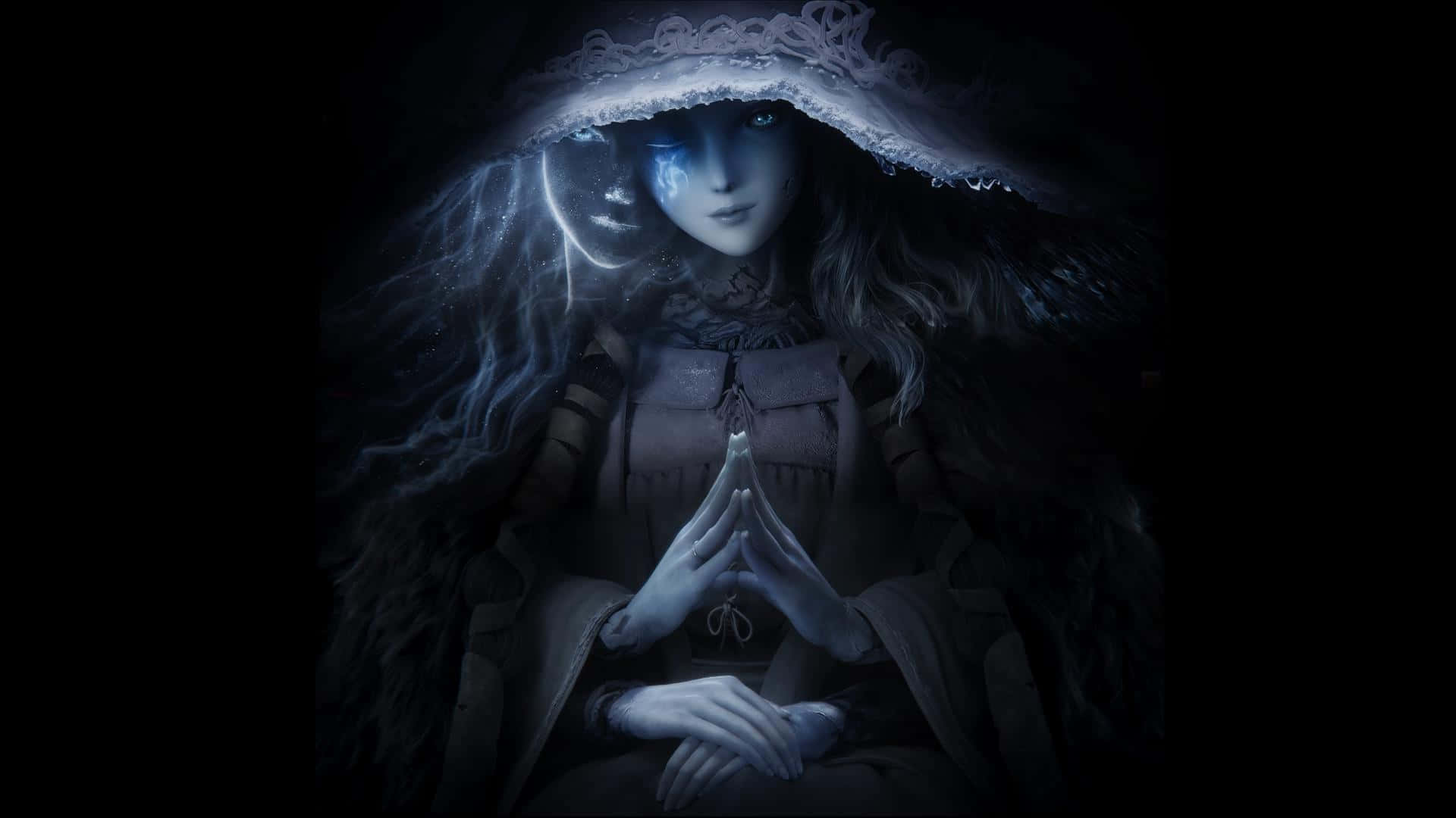 一位戴著兜帽的幽靈女子雙手合十祈禱，在黑暗中發出藍光。