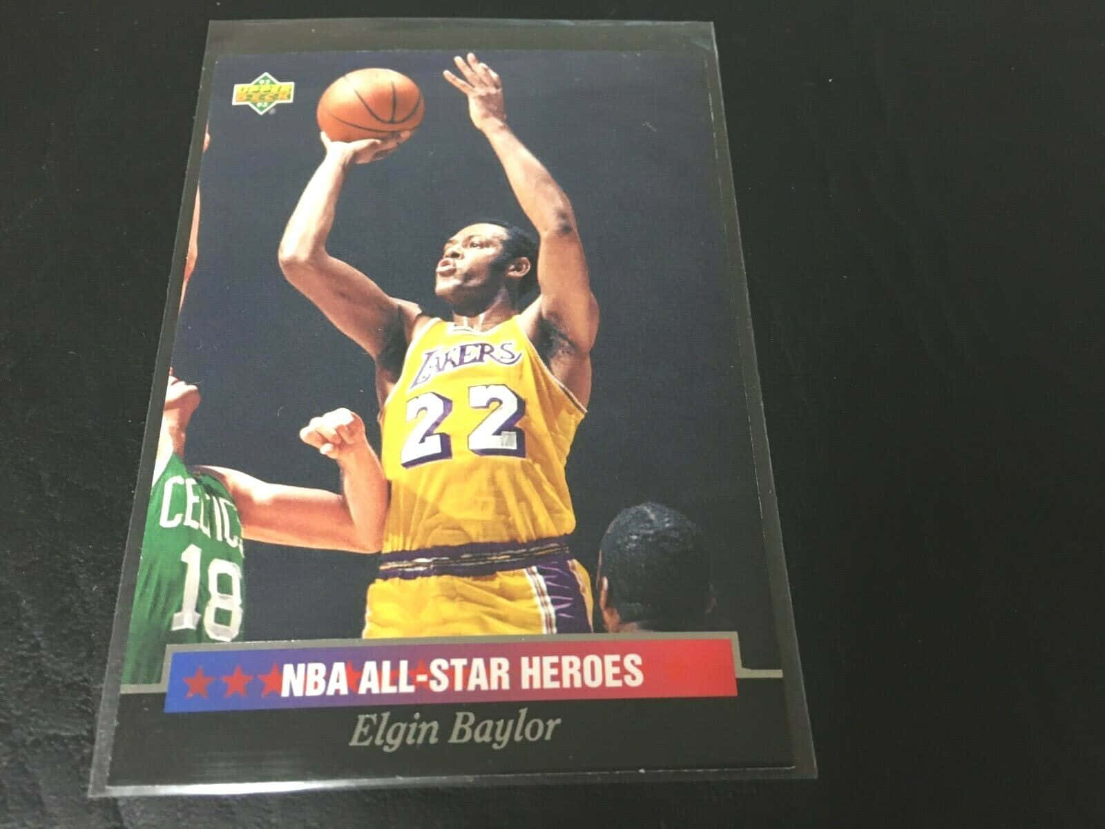 埃爾金·貝勒身穿湖人隊球衣，在NBA全明星英雄交易卡上投籃。