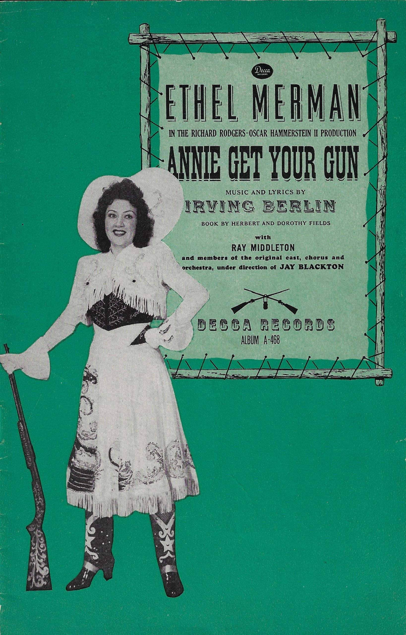 艾瑟爾·默曼《Annie Get Your Gun》音樂劇海報 壁紙 — 1940年代復古專輯封面，Ethel Merman 身穿白色流蘇西部服裝，手持步槍，背景為綠色及帶框海報。