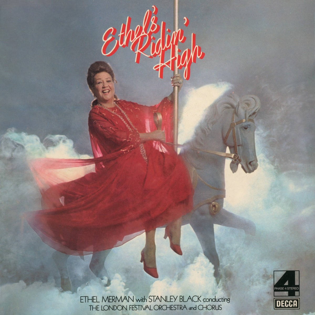 艾瑟爾·默曼《Ridin' High》音樂劇海報 壁紙 — Ethel Merman 身穿飄逸紅裙，騎著白馬穿過雲層，出現在復古專輯封面上。