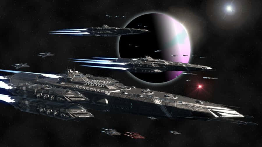 艾略特·戴維斯作品《The Belligerent》 壁紙 — 一支流線型未來戰艦艦隊在深空中滑行，靠近一顆發光的紫色行星，遠處有一顆明亮的恆星。