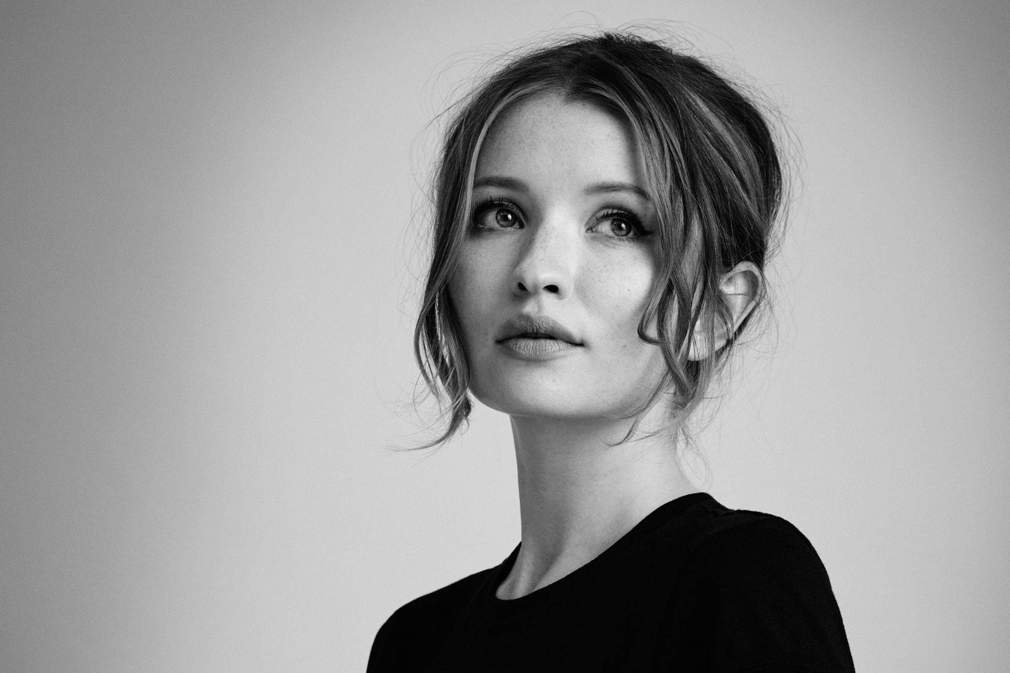 艾米莉·布朗寧於《Instyle》雜誌拍攝時光 壁紙 — 一幅黑白肖像，一位頭髮柔軟的女性在純色背景下向上凝視。