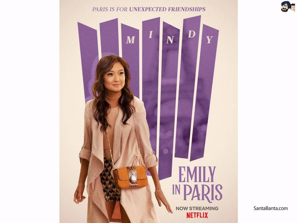 穿著米色風衣和豹紋短褲的女性站在紫色「MINDY」文字前，為Emily in Paris。