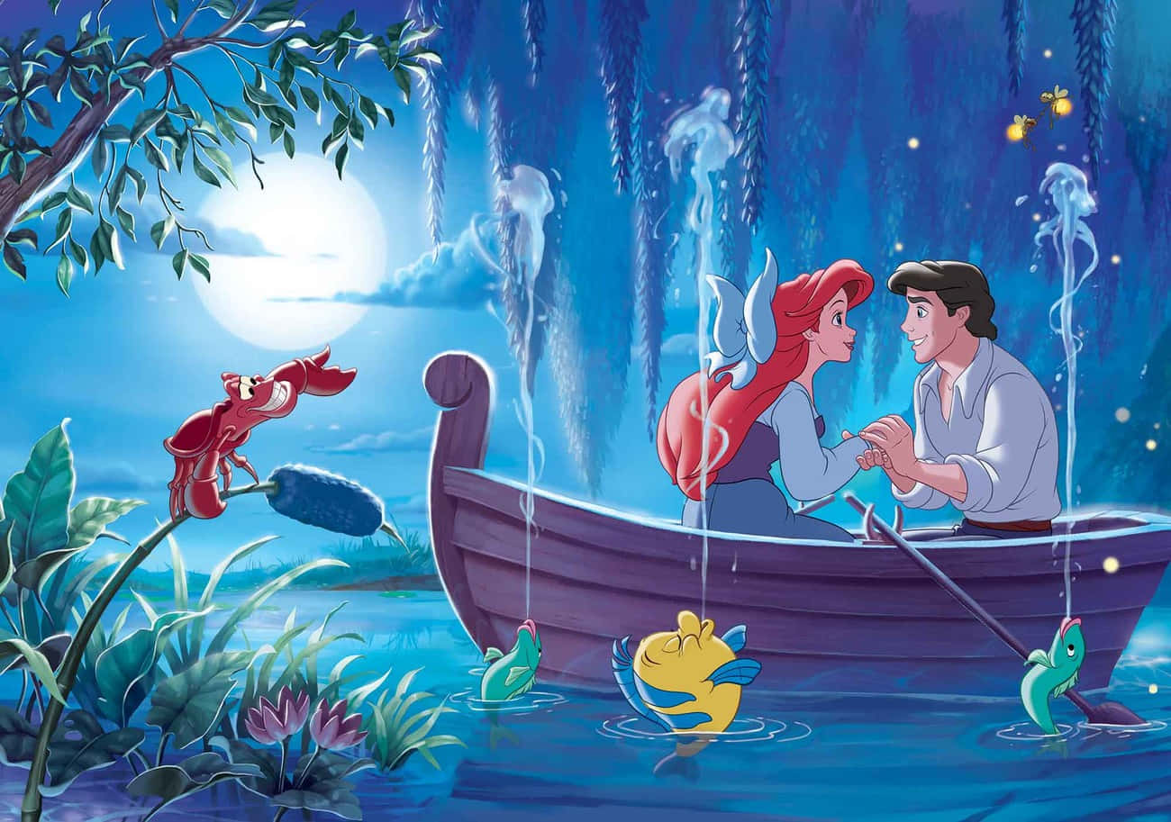 The Little Mermaid 桌布 壁紙 — 艾莉奧和艾力王子在月光下乘坐浪漫的船，垂柳下，賽巴斯丁和小比目魚在附近游泳。