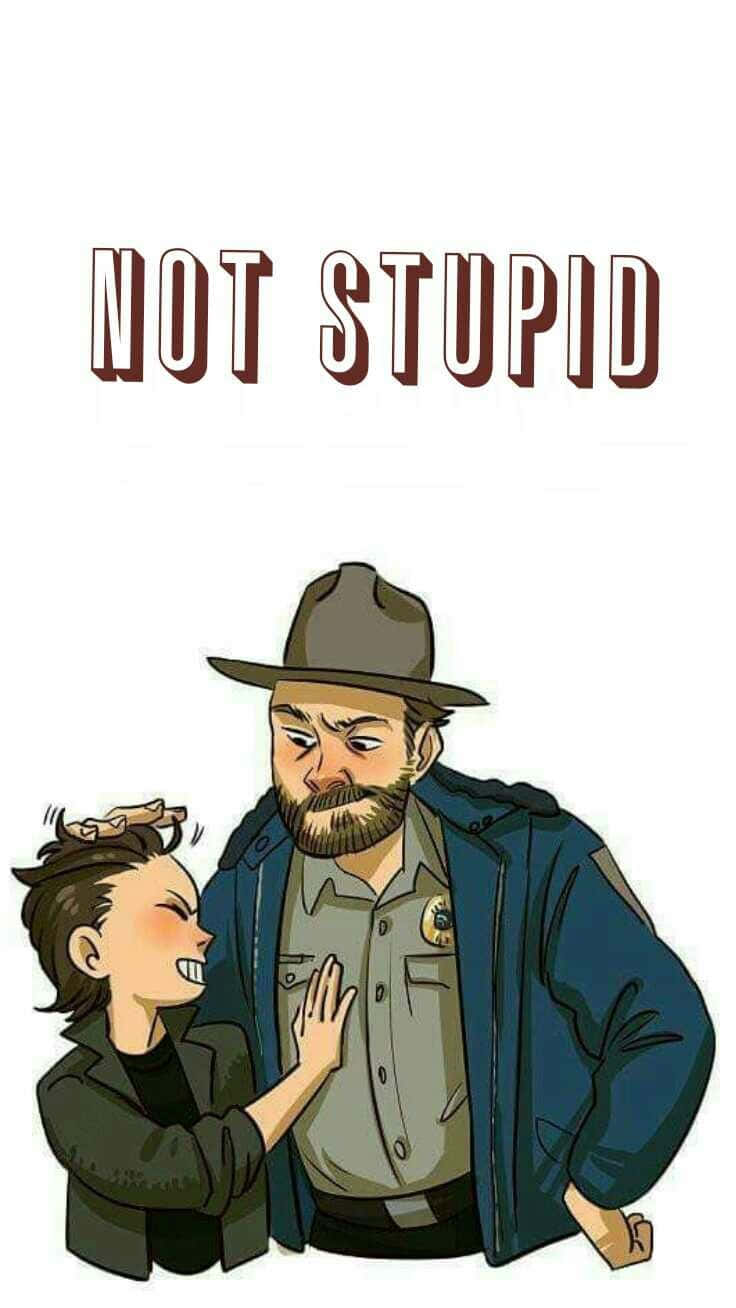 卡通警長皺著眉頭，孩子頑皮地拍打他的胸口，上方有文字 NOT STUPID。