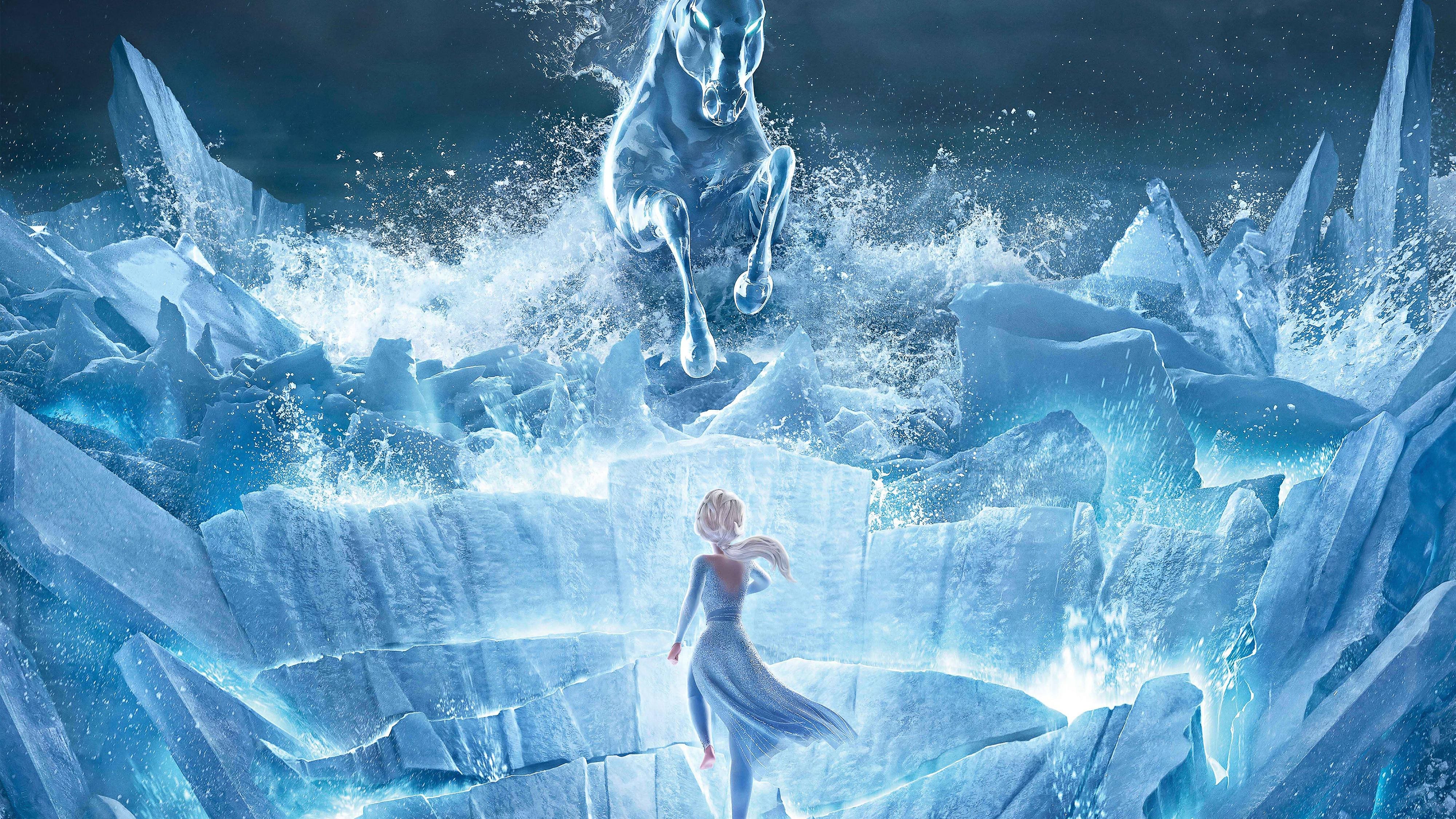 艾莎對戰《冰雪奇緣2》中的「諾克」 壁紙 — 一位身穿飄逸長裙的年輕女子站在冰上，一匹雄偉的冰馬越過破碎的波浪，跳過鋸齒狀的冰凍懸崖。