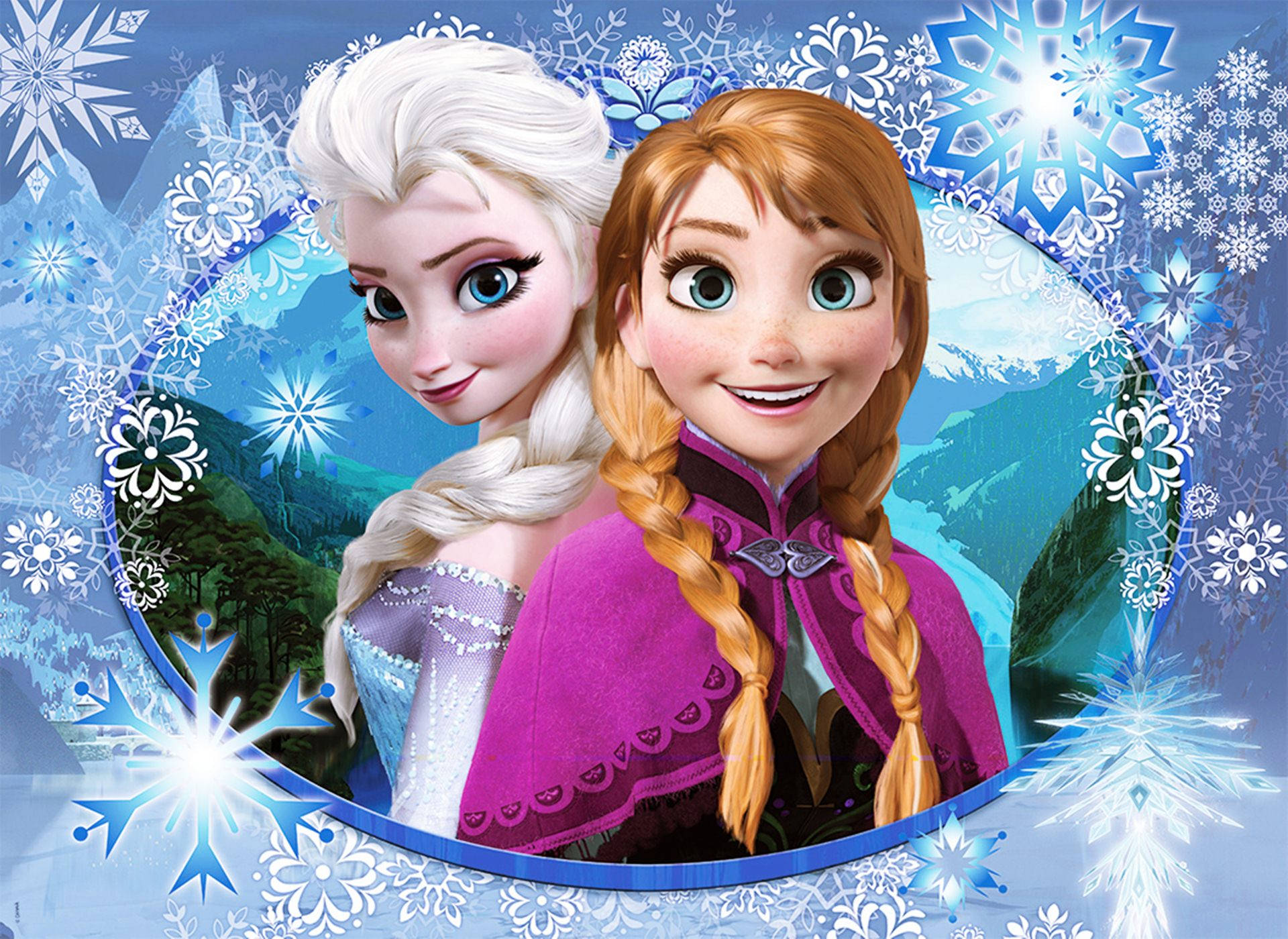 艾莎與安娜雪花邊框 壁紙 — 《魔雪奇緣》的愛莎和安娜在白雪皚皚的山景背景下溫暖微笑，周圍環繞著發光的藍色和白色雪花。