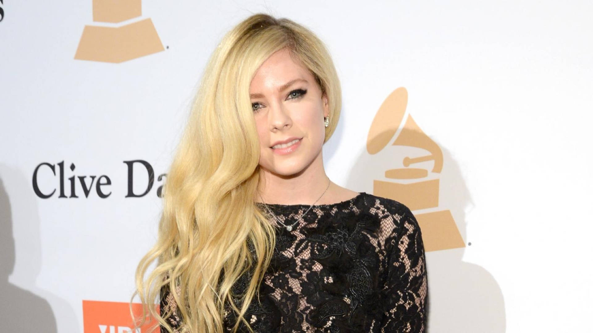 Avril Lavigne 在格林美獎上穿著黑色蕾絲連衣裙