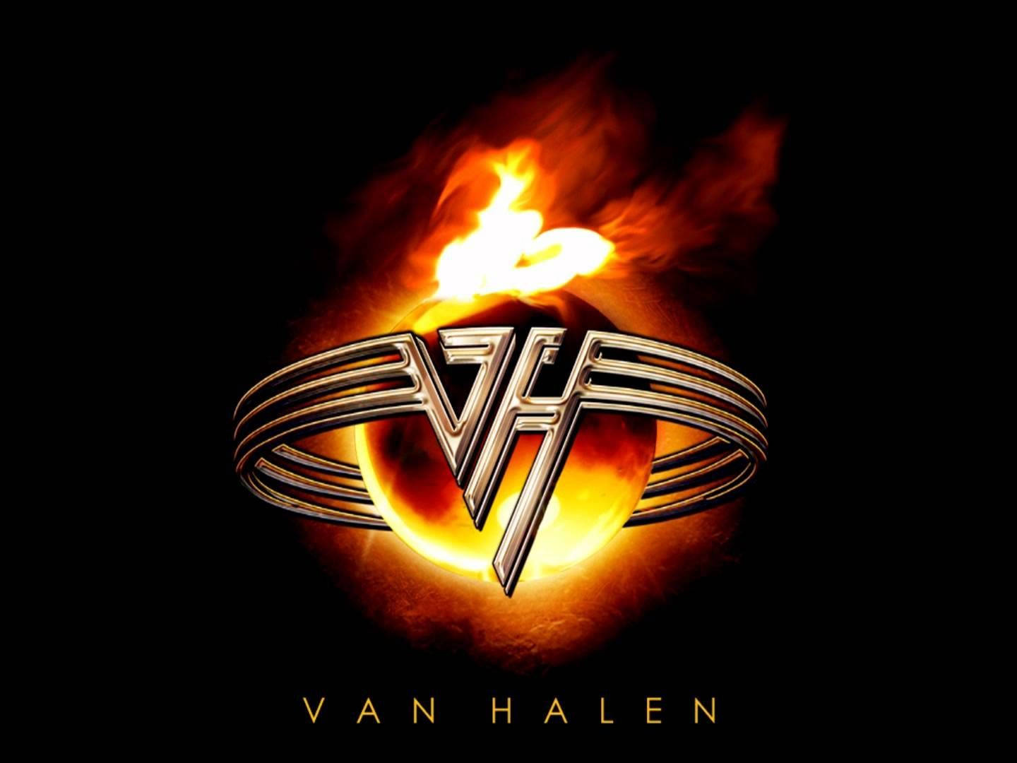 艾迪·范·海倫火焰標誌 壁紙 — Van Halen 標誌被熊熊火焰包圍，背景為黑色，帶有發光的橙色和黃色色調。