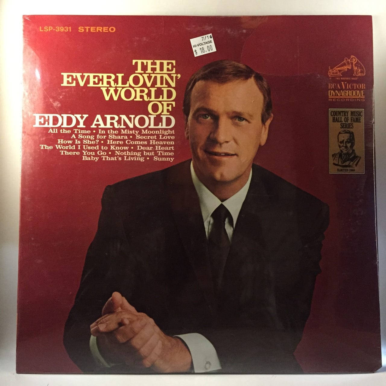 Eddy Arnold穿著西裝在紅色背景前的復古鄉村音樂專輯封面。