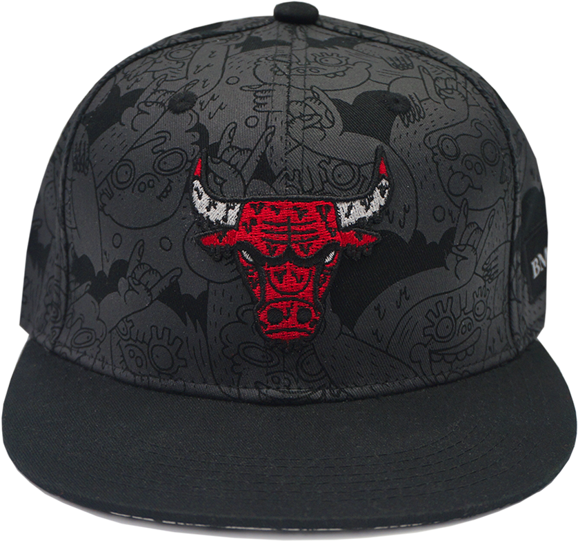 芝加哥公牛隊圖案棒球帽 壁紙 — 黑色 snapback 帽上有一個大膽的紅色刺繡公牛標誌，周圍環繞著灰色塗鴉風格的塗鴉。