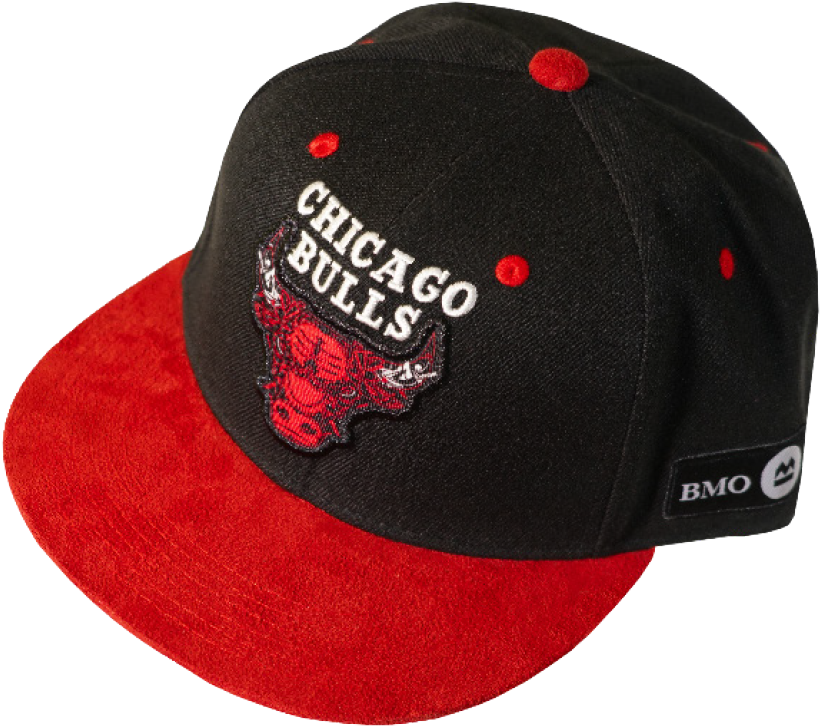 芝加哥公牛隊平頂帽 壁紙 — 一頂黑紅色的芝加哥公牛隊 snapback 帽，帶有刺繡標誌和 BMO 徽章，背景為純白色。