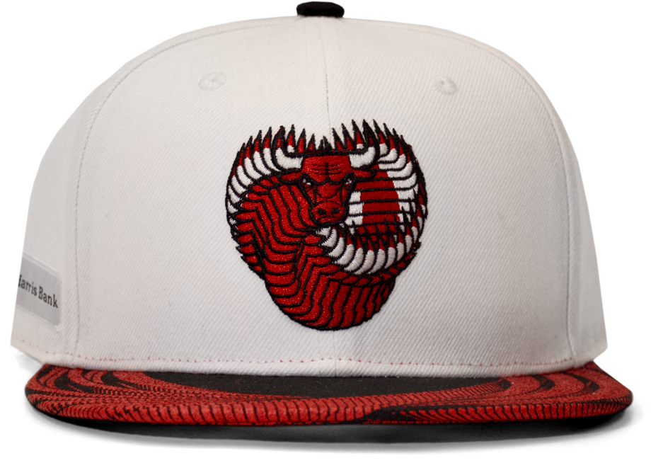 芝加哥公牛隊標誌棒球帽 壁紙 — 白色 snapback 帽，前面有紅色和黑色刺繡的芝加哥公牛隊標誌，帽檐顏色匹配。