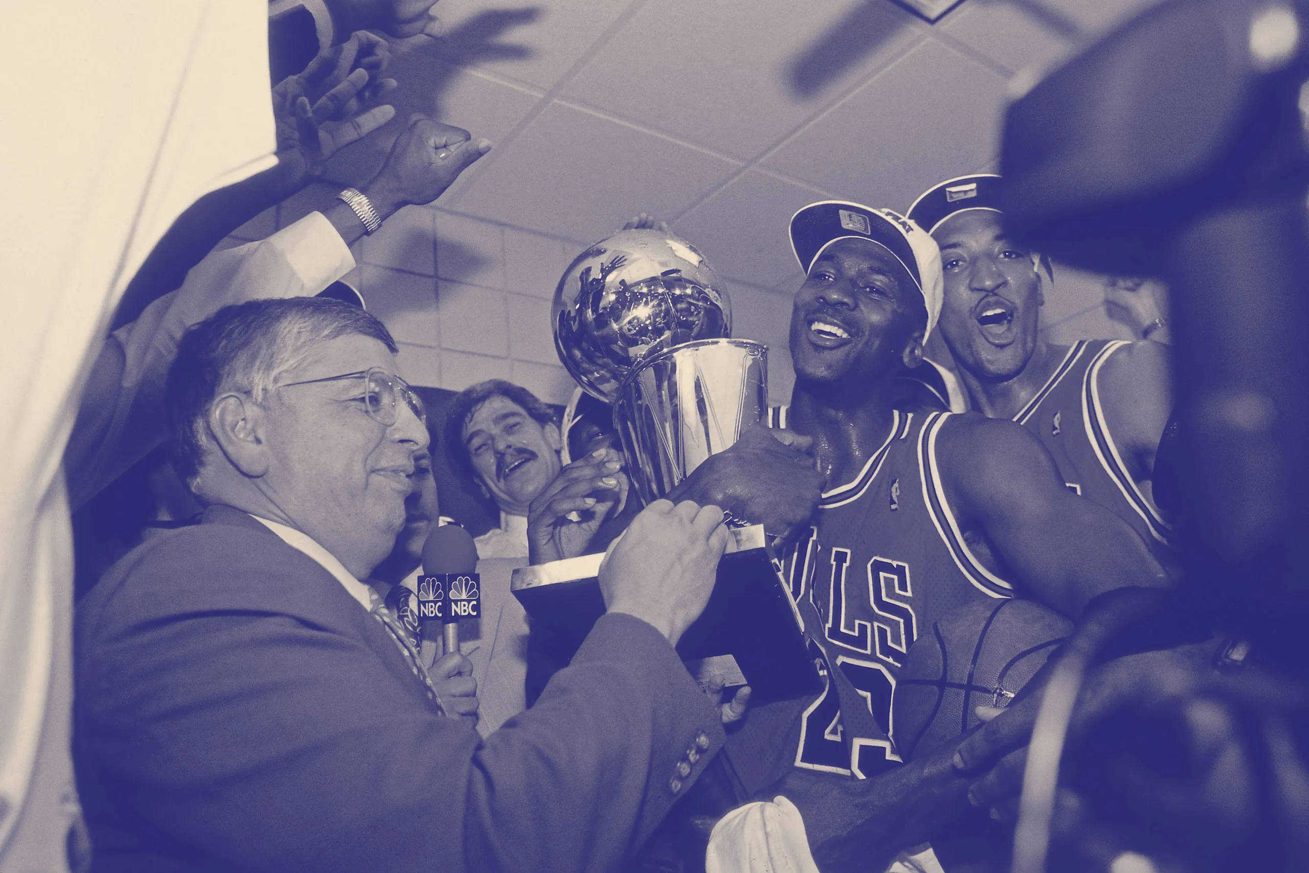  壁紙 — 芝加哥公牛隊球員在歡欣鼓舞的更衣室時刻中，與NBA總冠軍獎盃一同慶祝。